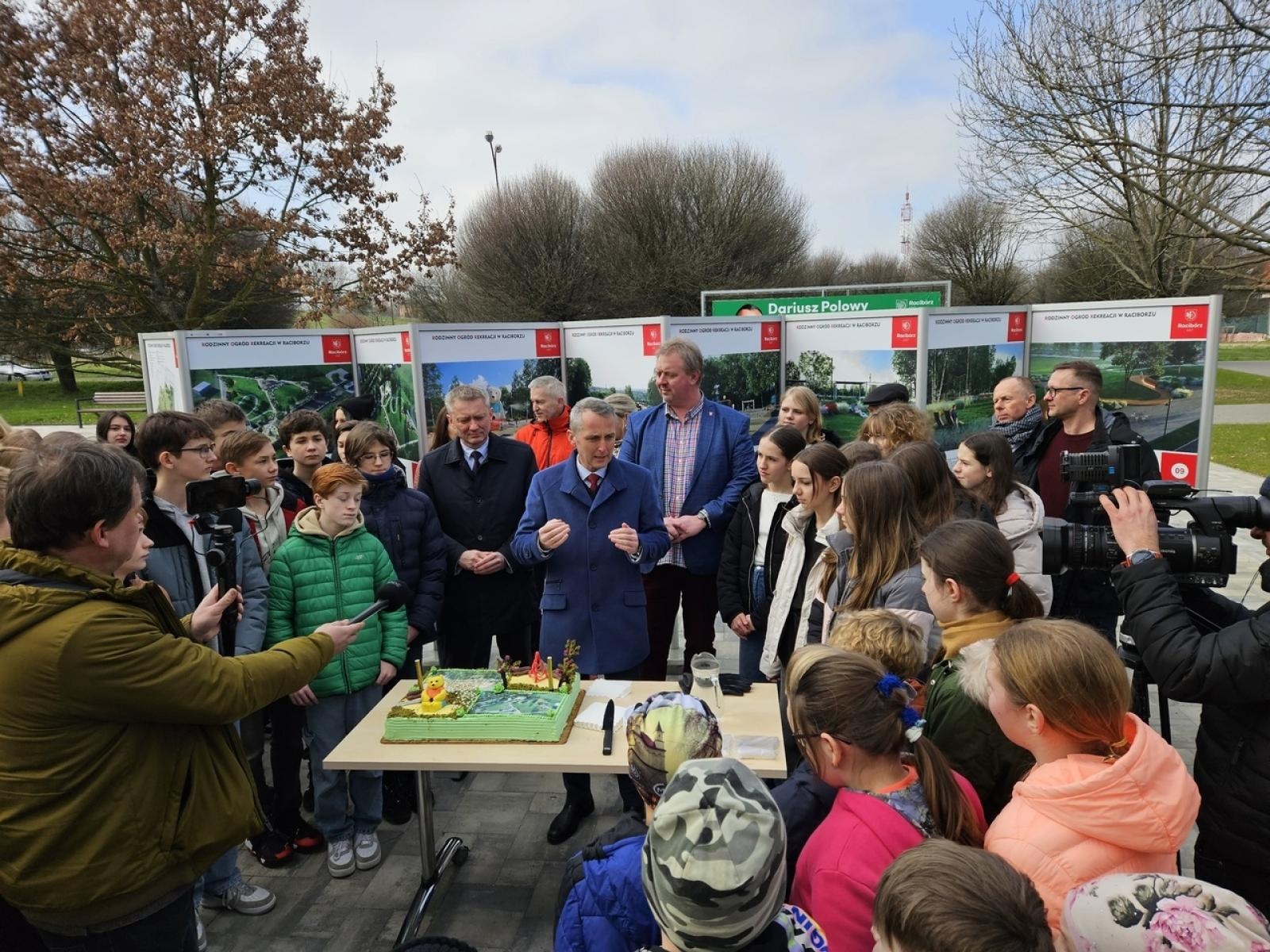 Zdjęcie w galerii na portalu naszraciborz.pl: Mieli być mieszkańcy, a byli uczniowie i kandydaci Polowego w tle. Polityka zahacza w Raciborzu o szkoły wiadomości z regionu