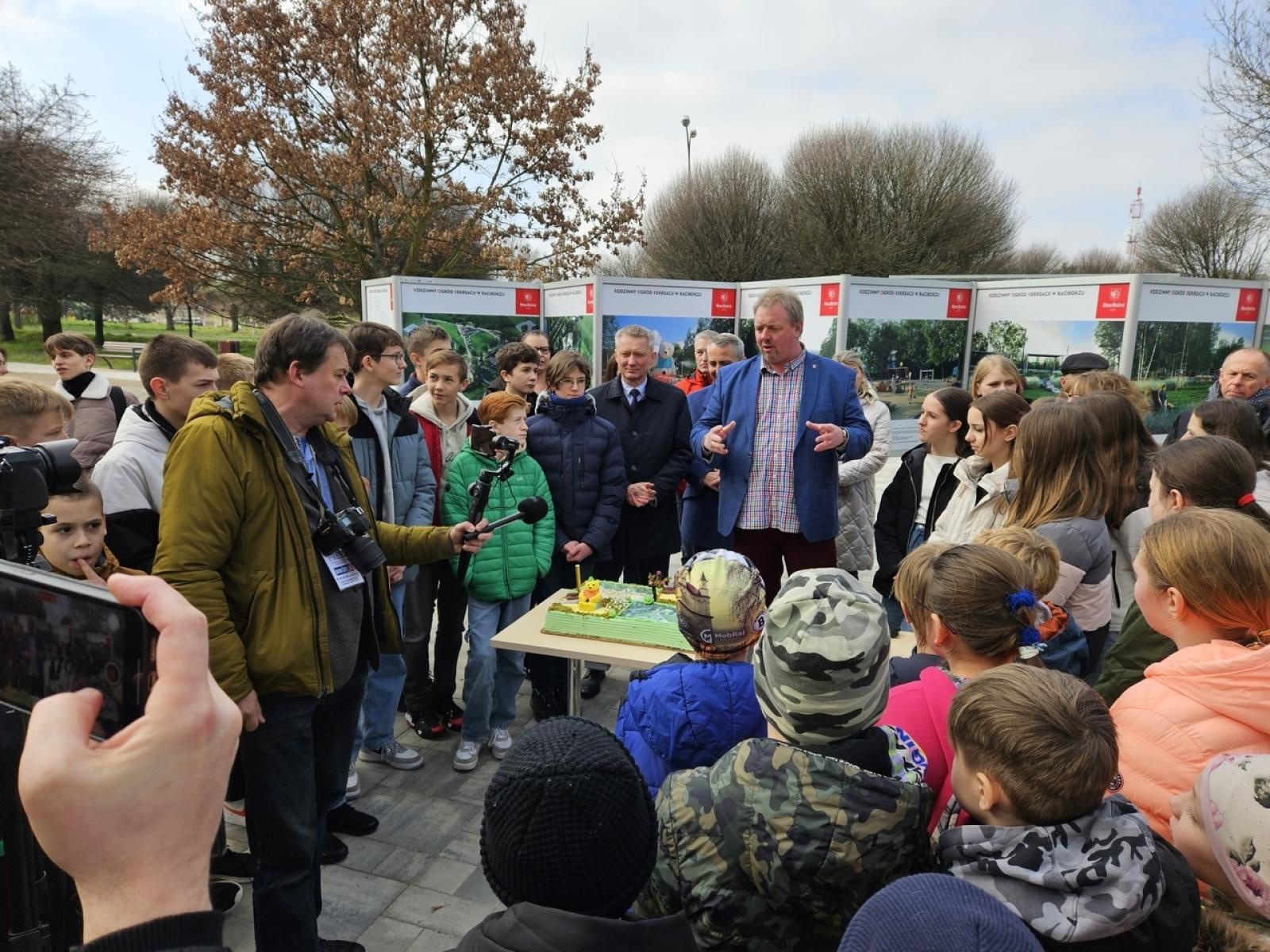 Zdjęcie w galerii na portalu naszraciborz.pl: Mieli być mieszkańcy, a byli uczniowie i kandydaci Polowego w tle. Polityka zahacza w Raciborzu o szkoły wiadomości z regionu