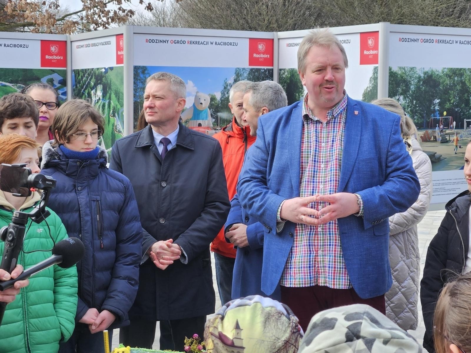 Zdjęcie w galerii na portalu naszraciborz.pl: Mieli być mieszkańcy, a byli uczniowie i kandydaci Polowego w tle. Polityka zahacza w Raciborzu o szkoły wiadomości z regionu