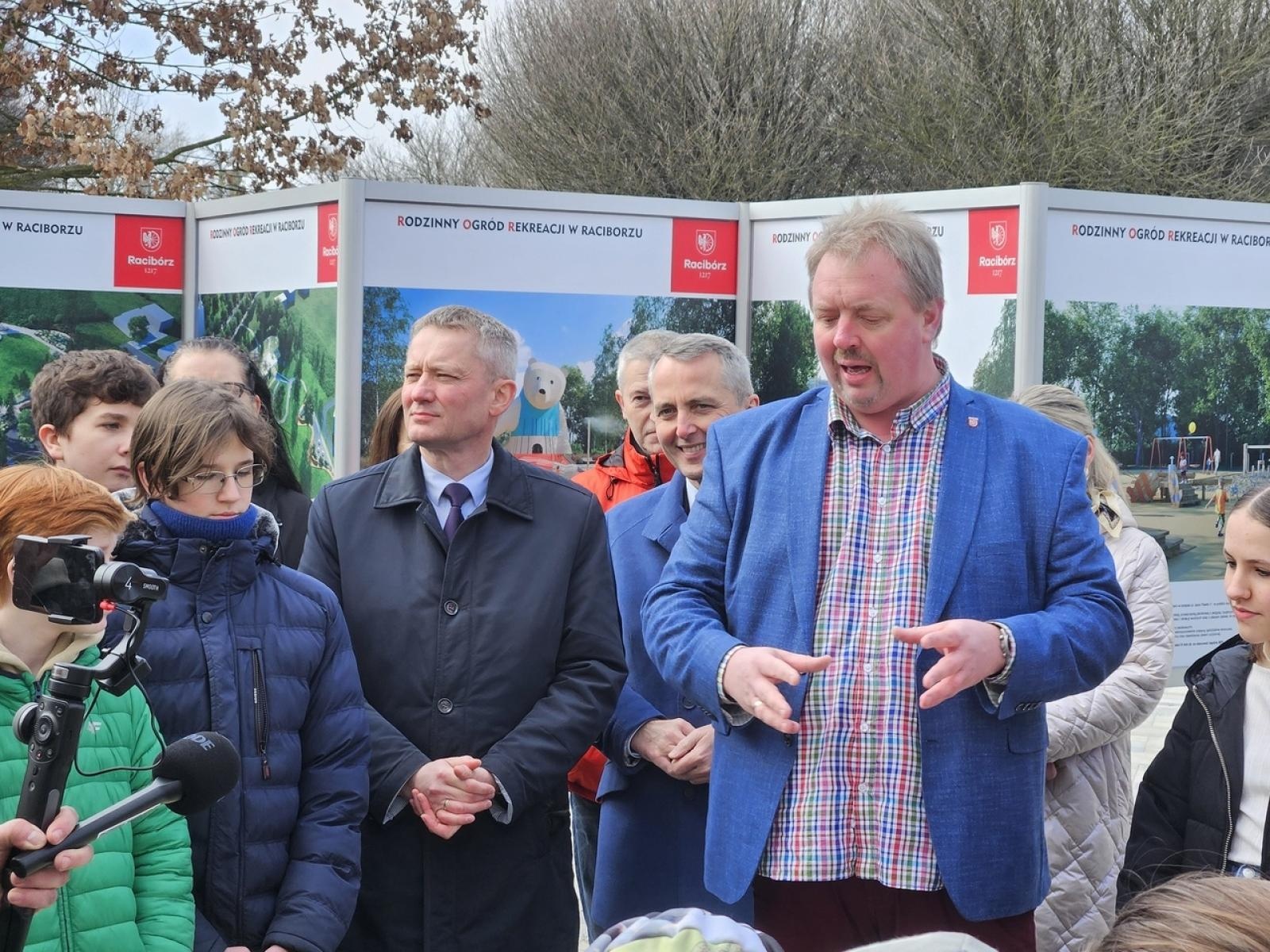 Zdjęcie w galerii na portalu naszraciborz.pl: Mieli być mieszkańcy, a byli uczniowie i kandydaci Polowego w tle. Polityka zahacza w Raciborzu o szkoły wiadomości z regionu