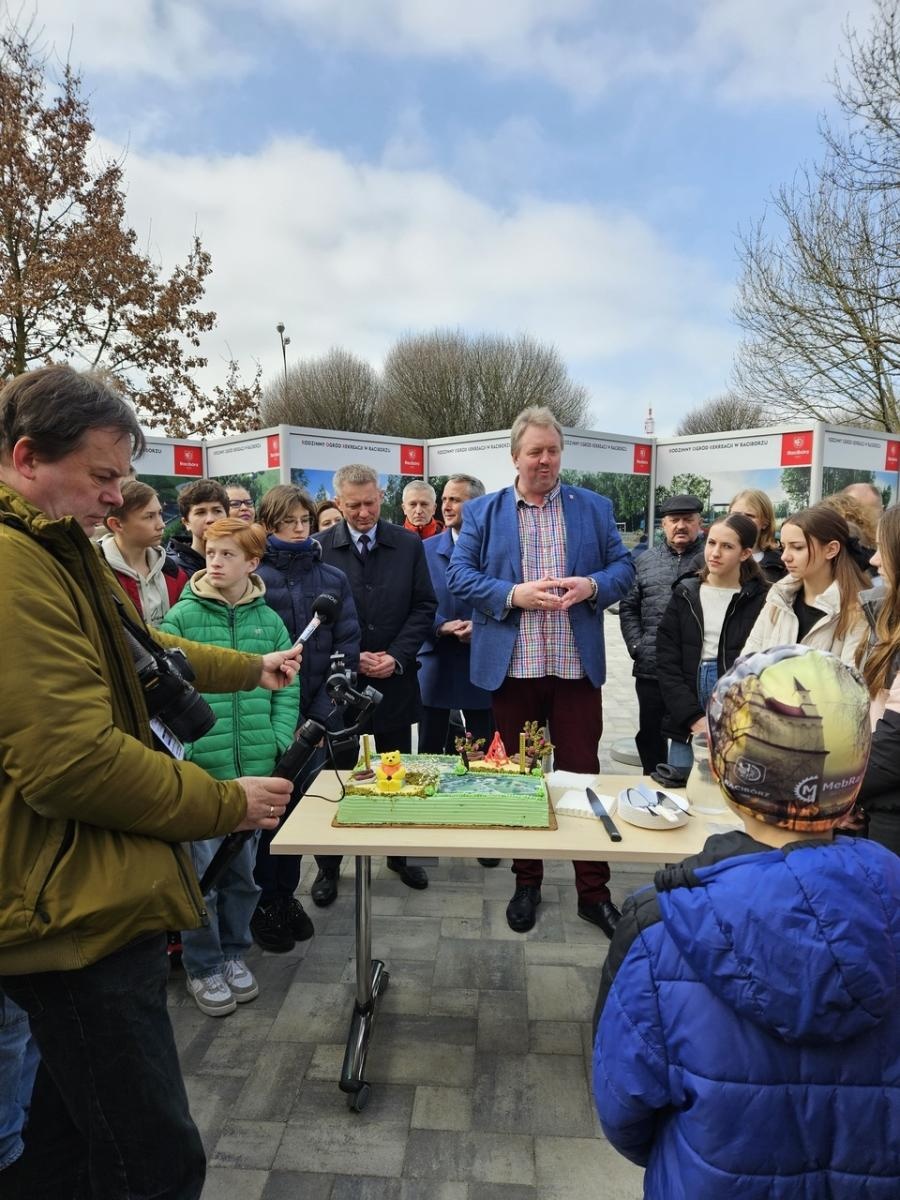 Zdjęcie w galerii na portalu naszraciborz.pl: Mieli być mieszkańcy, a byli uczniowie i kandydaci Polowego w tle. Polityka zahacza w Raciborzu o szkoły wiadomości z regionu