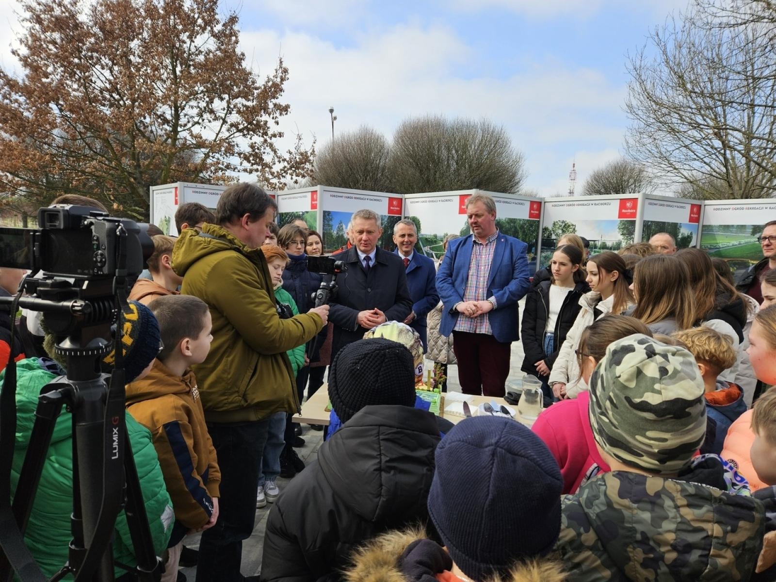Zdjęcie w galerii na portalu naszraciborz.pl: Mieli być mieszkańcy, a byli uczniowie i kandydaci Polowego w tle. Polityka zahacza w Raciborzu o szkoły wiadomości z regionu