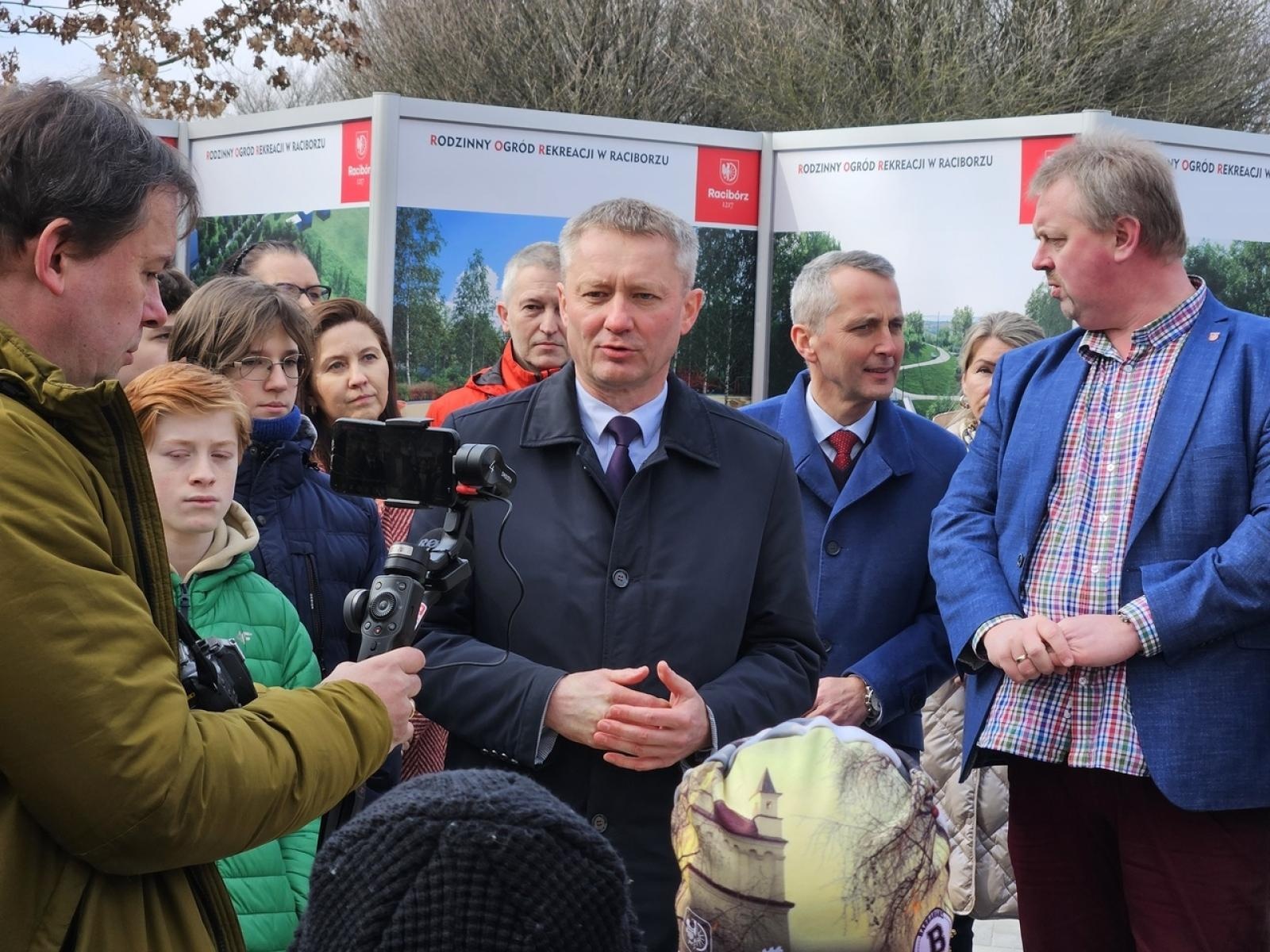 Zdjęcie w galerii na portalu naszraciborz.pl: Mieli być mieszkańcy, a byli uczniowie i kandydaci Polowego w tle. Polityka zahacza w Raciborzu o szkoły wiadomości z regionu