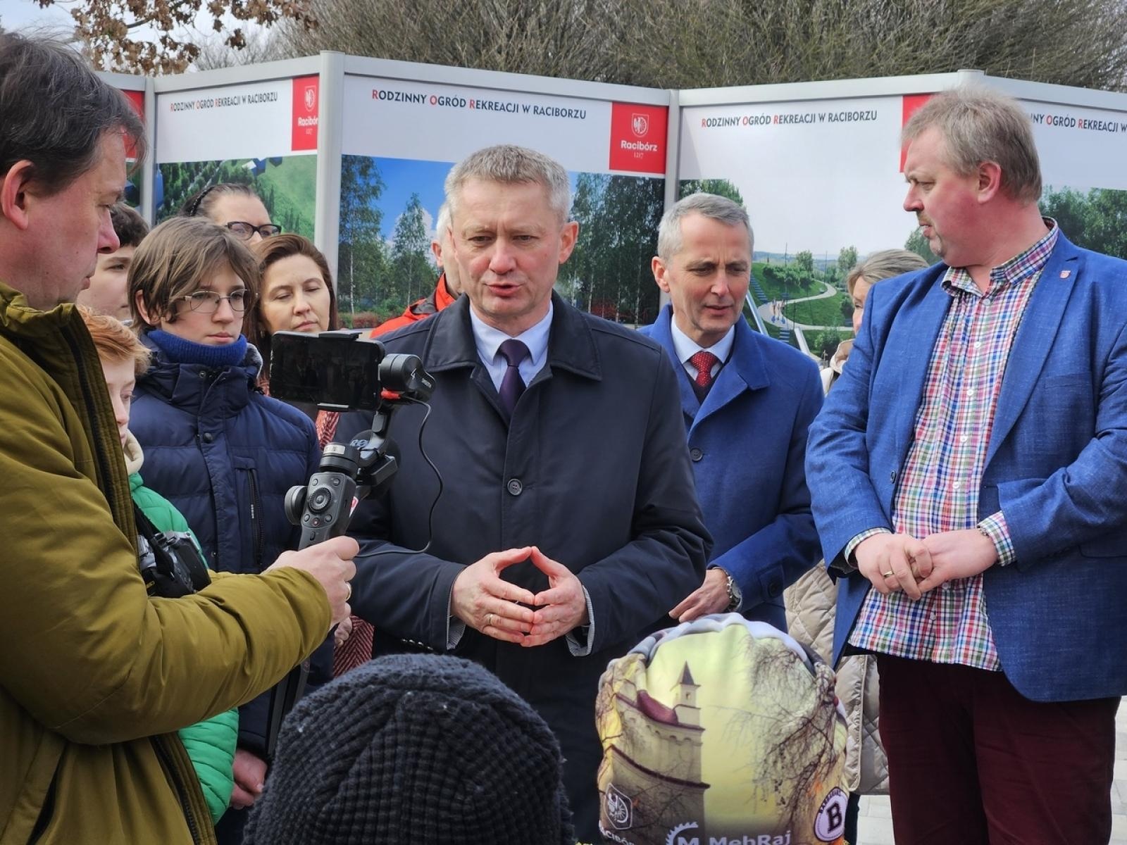 Zdjęcie w galerii na portalu naszraciborz.pl: Mieli być mieszkańcy, a byli uczniowie i kandydaci Polowego w tle. Polityka zahacza w Raciborzu o szkoły wiadomości z regionu