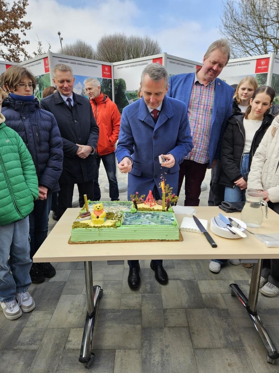 Zdjęcie w galerii na portalu naszraciborz.pl: Mieli być mieszkańcy, a byli uczniowie i kandydaci Polowego w tle. Polityka zahacza w Raciborzu o szkoły wiadomości z regionu