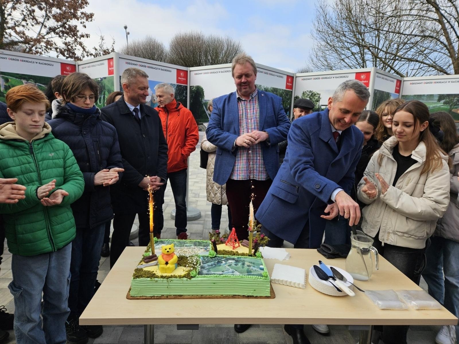 Zdjęcie w galerii na portalu naszraciborz.pl: Mieli być mieszkańcy, a byli uczniowie i kandydaci Polowego w tle. Polityka zahacza w Raciborzu o szkoły wiadomości z regionu