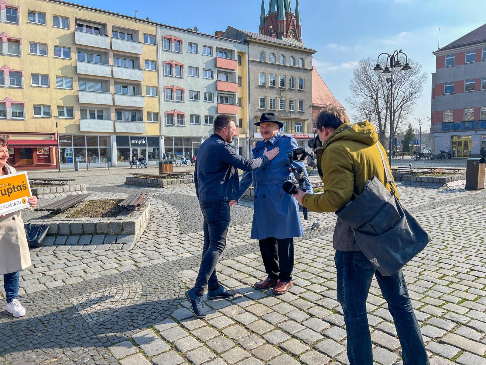 Zdjęcie w galerii na portalu naszraciborz.pl: Niespodziewane spotkanie na Rynku i róża dla Łucji wiadomości z regionu