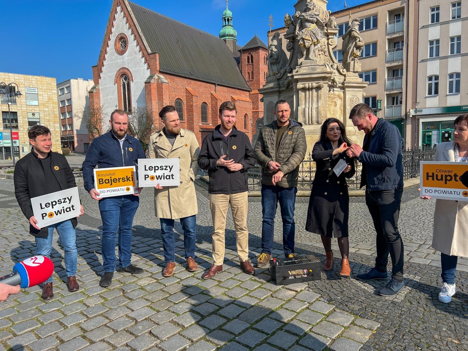 Zdjęcie w galerii na portalu naszraciborz.pl: Niespodziewane spotkanie na Rynku i róża dla Łucji wiadomości z regionu
