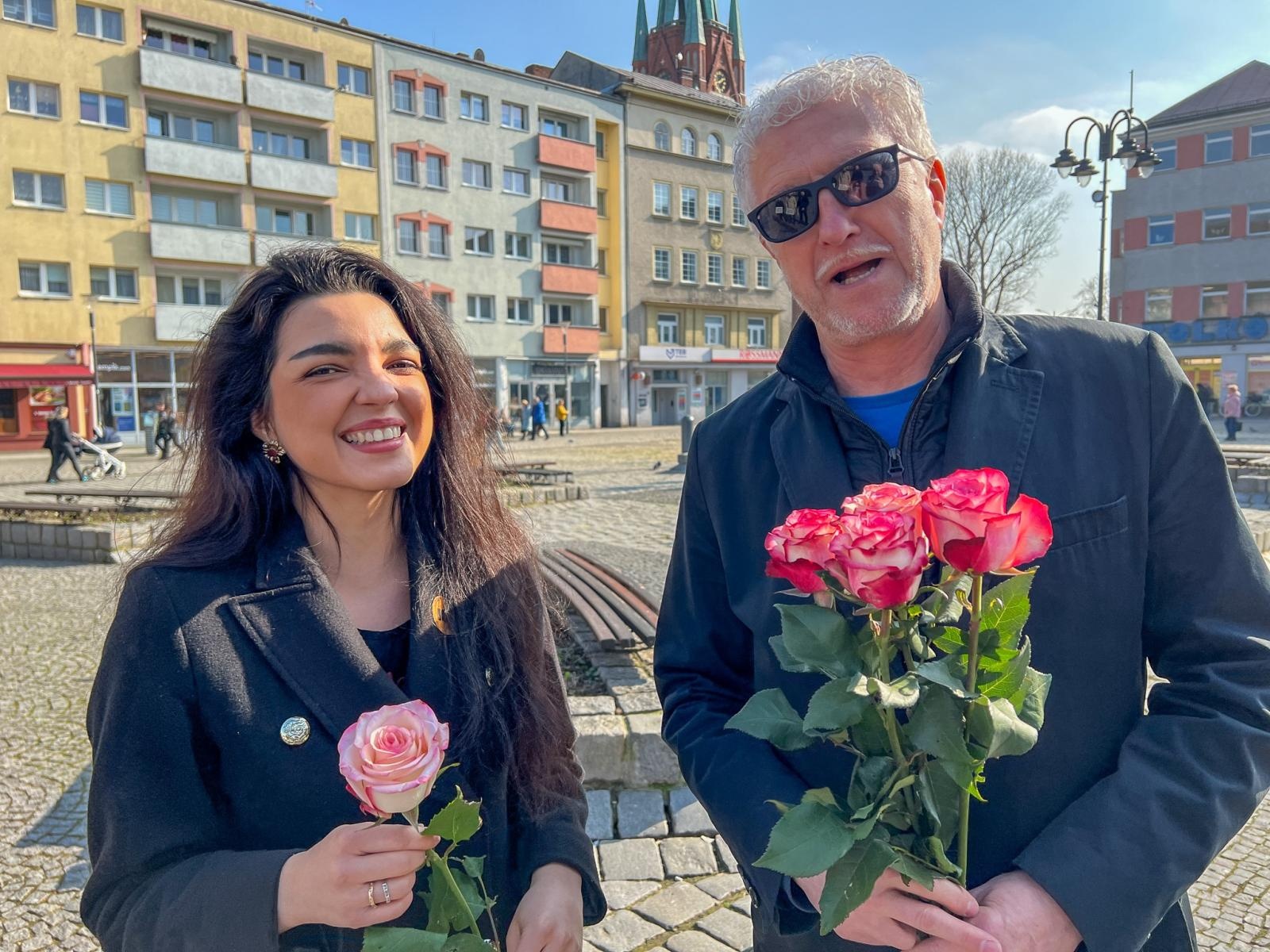 Zdjęcie w galerii na portalu naszraciborz.pl: Niespodziewane spotkanie na Rynku i róża dla Łucji wiadomości z regionu