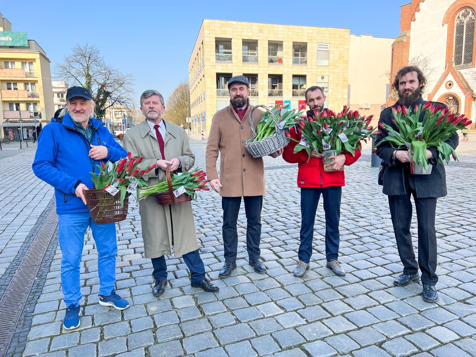 Zdjęcie w galerii na portalu naszraciborz.pl: Niespodziewane spotkanie na Rynku i róża dla Łucji wiadomości z regionu