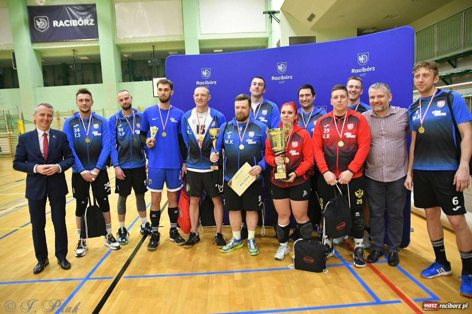 Zdjęcie w galerii na portalu naszraciborz.pl: Puchar prezydenta Raciborza wrócił do Eko-Okien wiadomości z regionu