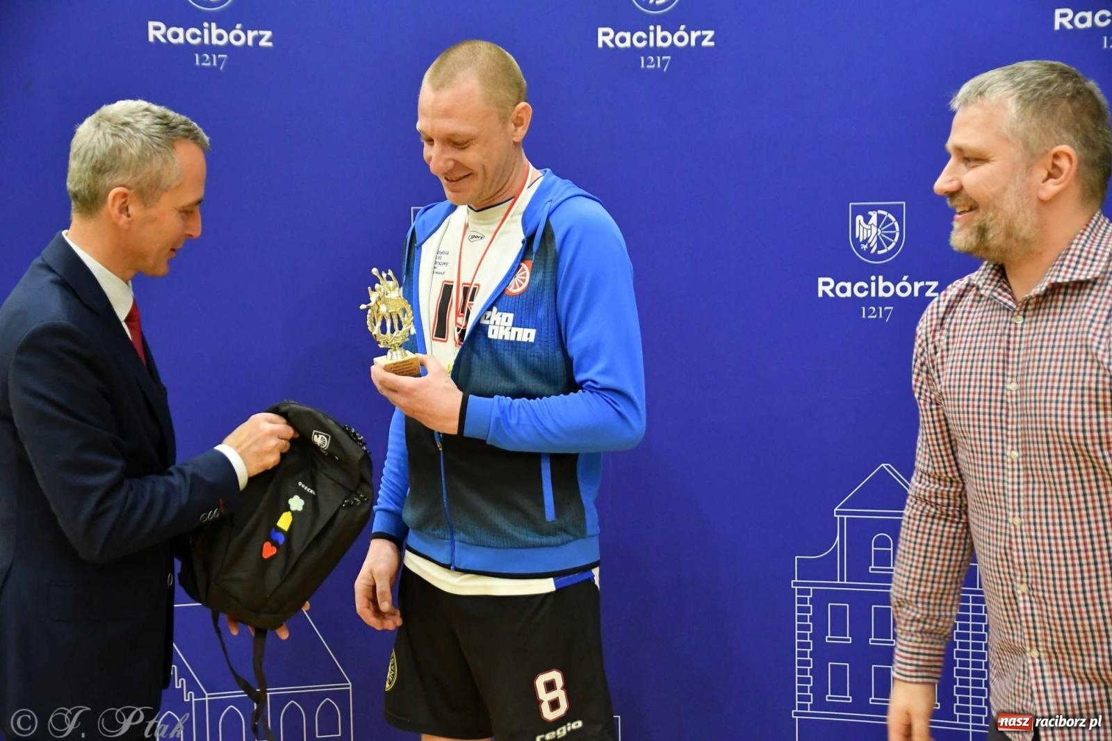 Zdjęcie w galerii na portalu naszraciborz.pl: Puchar prezydenta Raciborza wrócił do Eko-Okien wiadomości z regionu