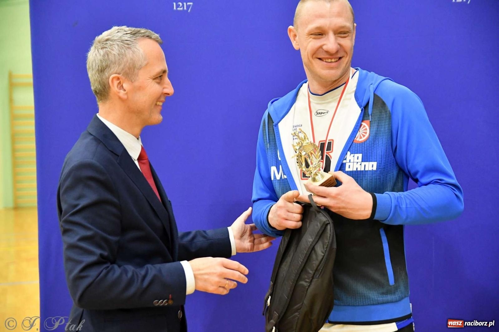 Zdjęcie w galerii na portalu naszraciborz.pl: Puchar prezydenta Raciborza wrócił do Eko-Okien wiadomości z regionu