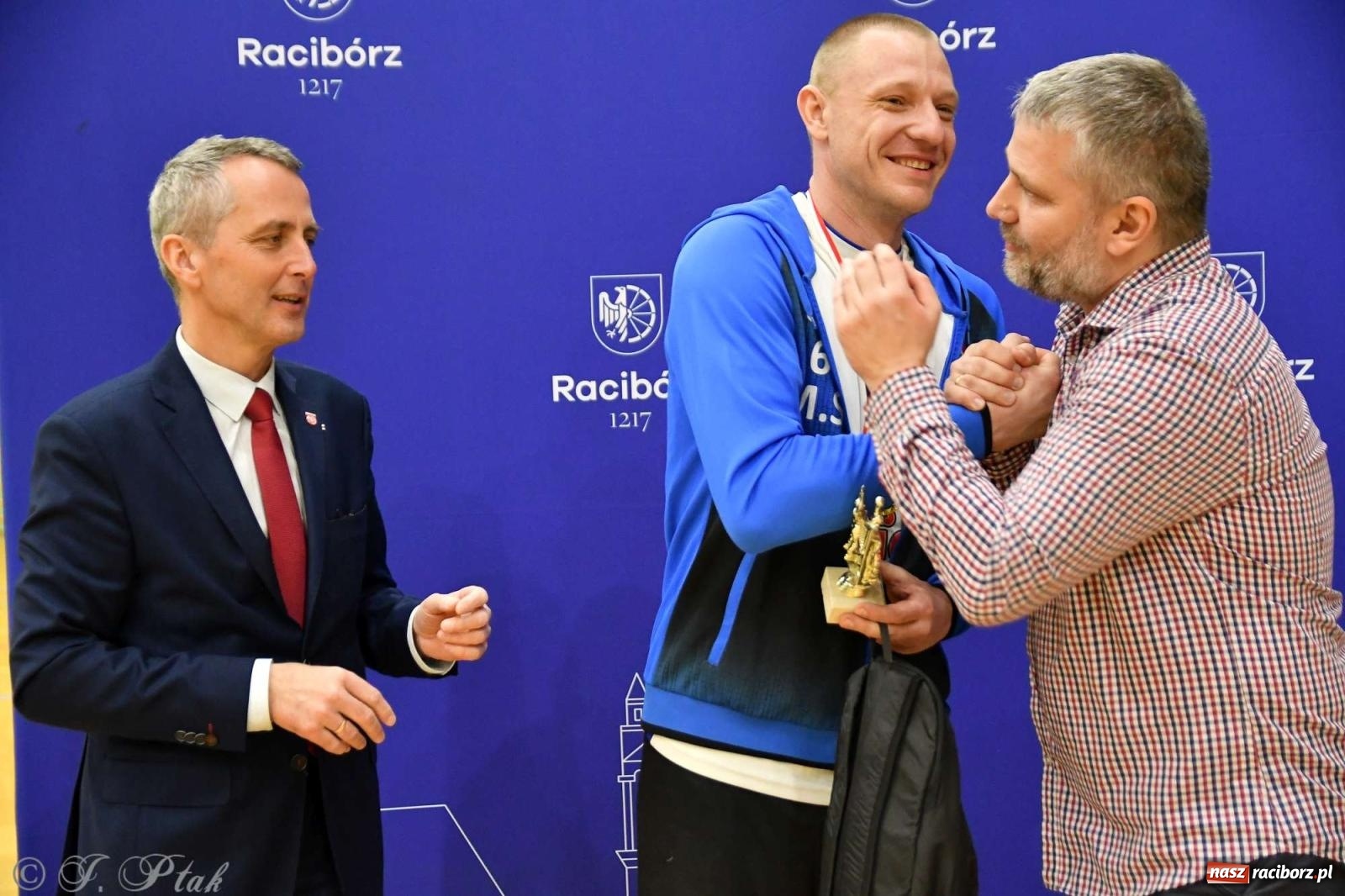 Zdjęcie w galerii na portalu naszraciborz.pl: Puchar prezydenta Raciborza wrócił do Eko-Okien wiadomości z regionu