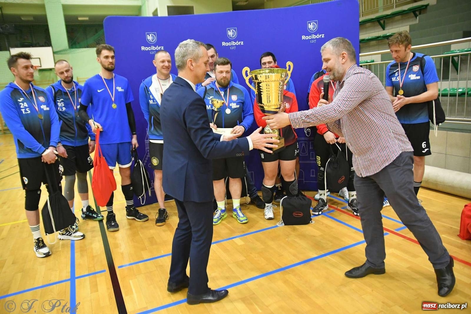 Zdjęcie w galerii na portalu naszraciborz.pl: Puchar prezydenta Raciborza wrócił do Eko-Okien wiadomości z regionu