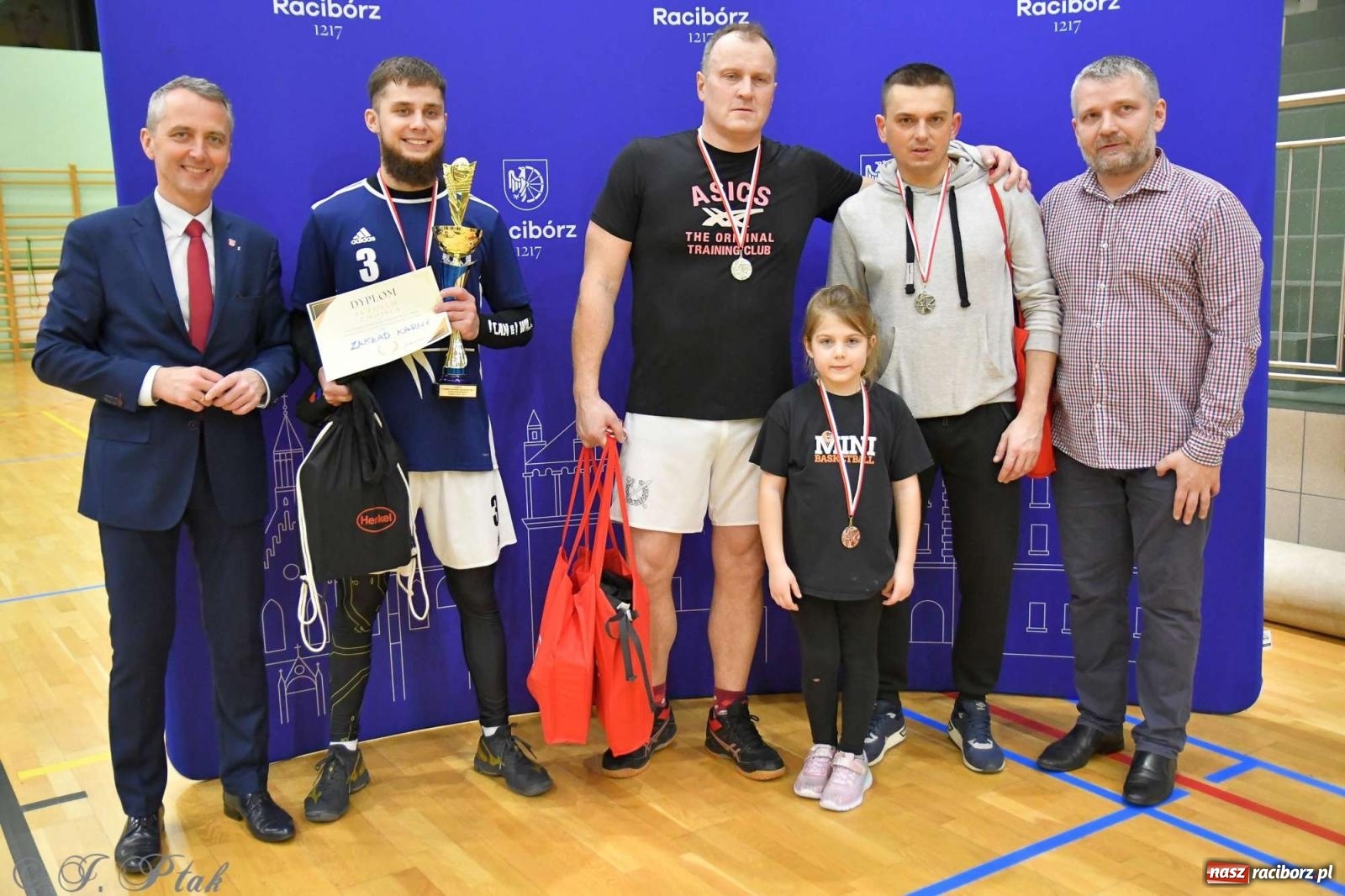 Zdjęcie w galerii na portalu naszraciborz.pl: Puchar prezydenta Raciborza wrócił do Eko-Okien wiadomości z regionu