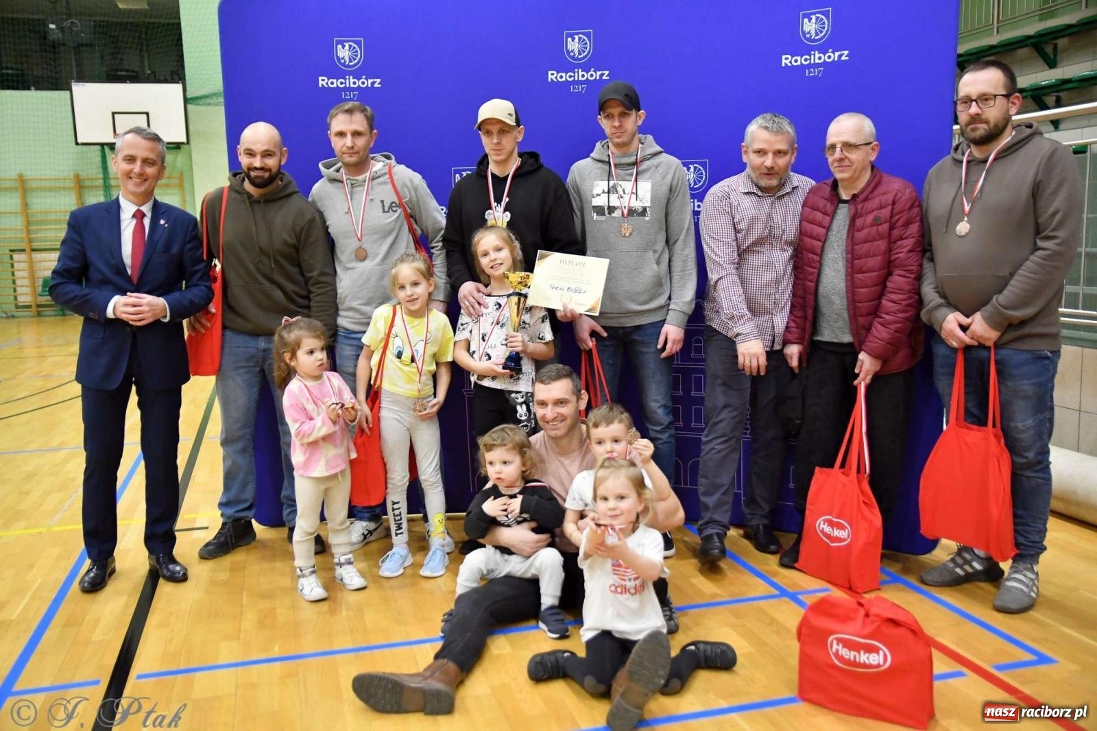 Zdjęcie w galerii na portalu naszraciborz.pl: Puchar prezydenta Raciborza wrócił do Eko-Okien wiadomości z regionu