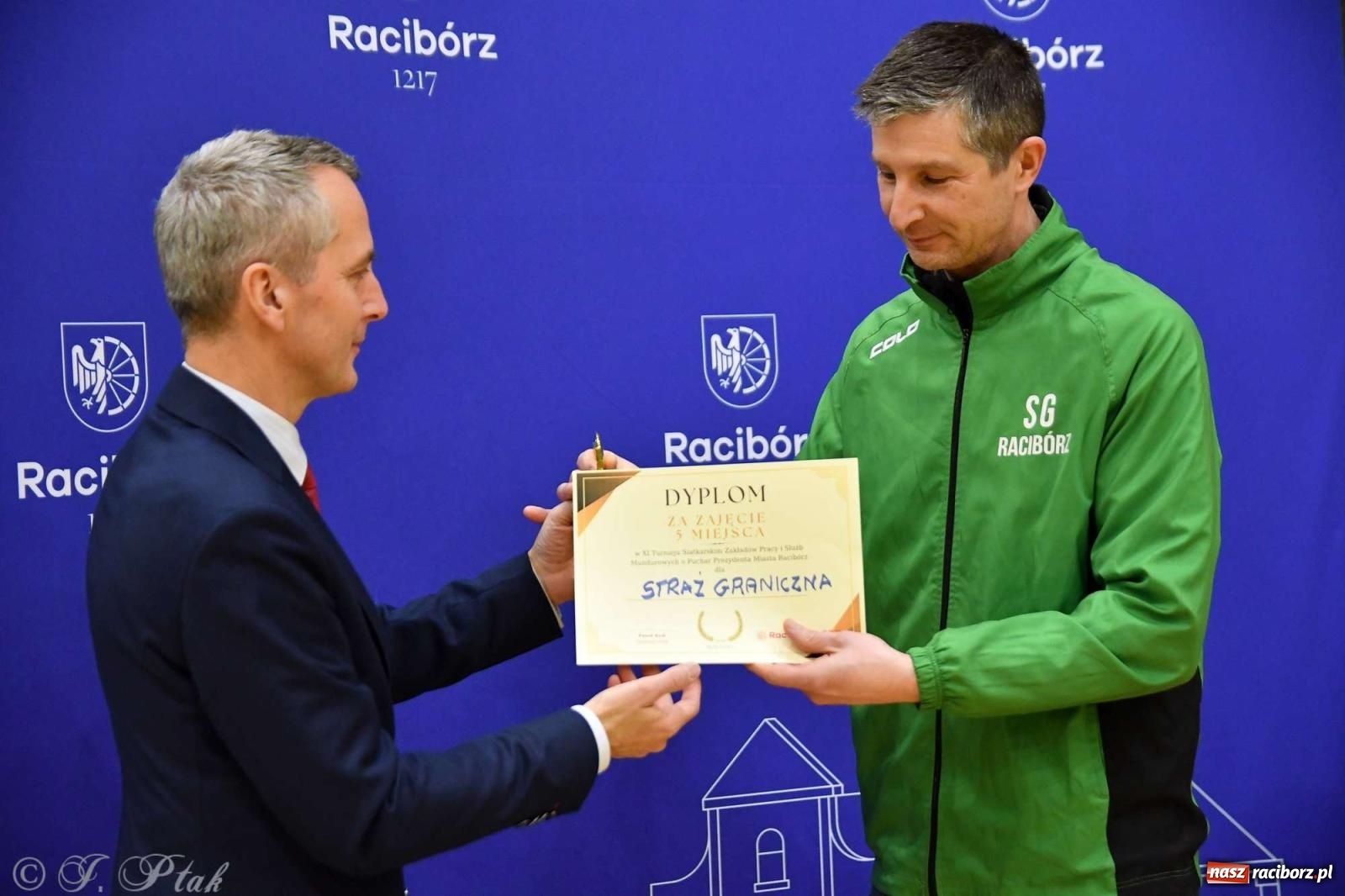 Zdjęcie w galerii na portalu naszraciborz.pl: Puchar prezydenta Raciborza wrócił do Eko-Okien wiadomości z regionu