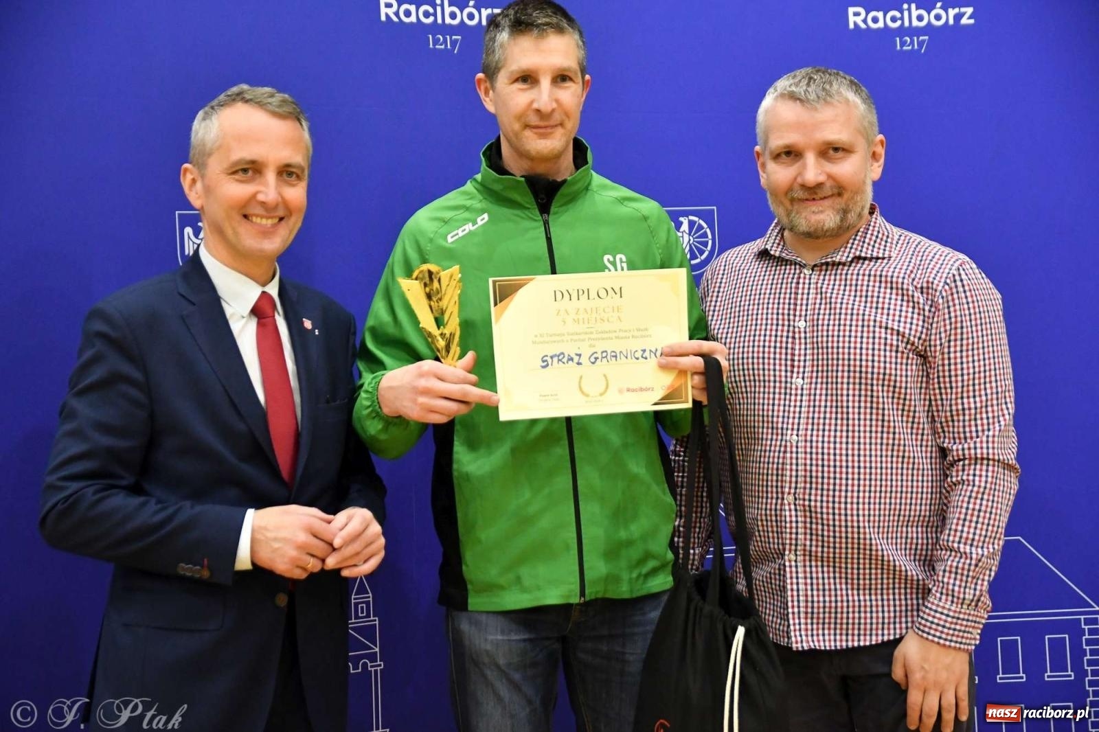 Zdjęcie w galerii na portalu naszraciborz.pl: Puchar prezydenta Raciborza wrócił do Eko-Okien wiadomości z regionu