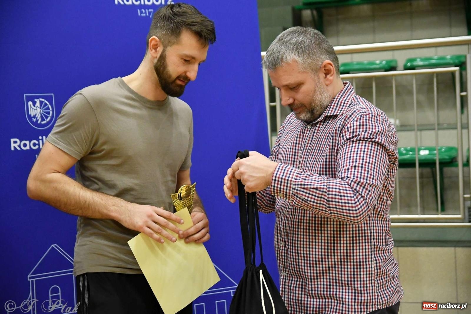 Zdjęcie w galerii na portalu naszraciborz.pl: Puchar prezydenta Raciborza wrócił do Eko-Okien wiadomości z regionu