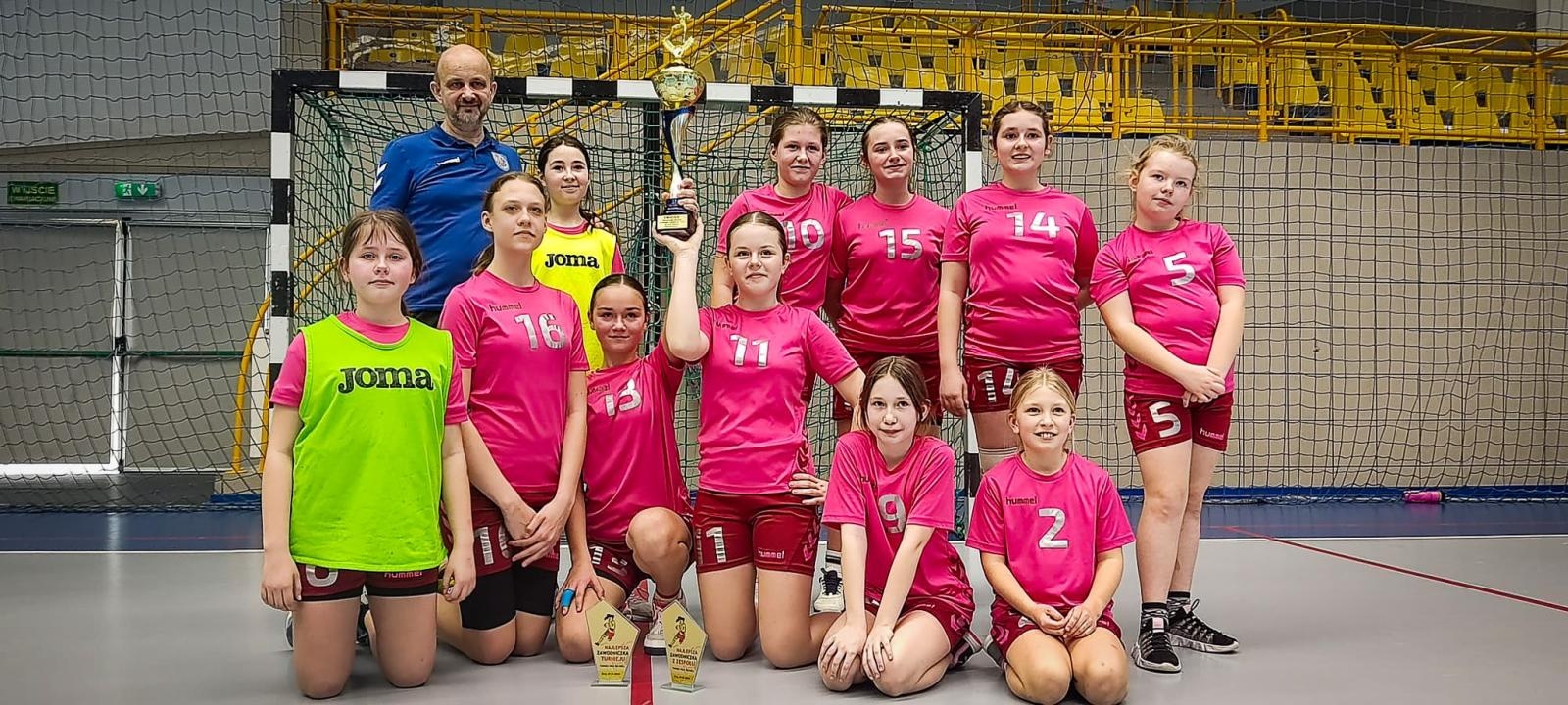 Zdjęcie w galerii na portalu naszraciborz.pl: Szczypiornistki z Kuźni Raciborskiej najlepsze w Żorach wiadomości z regionu