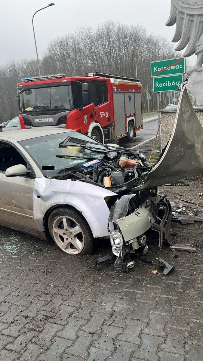 Zdjęcie w galerii na portalu naszraciborz.pl: Audi uderzyło w witacz na granicy Kornowaca i Raciborza [FOTO] wiadomości z regionu