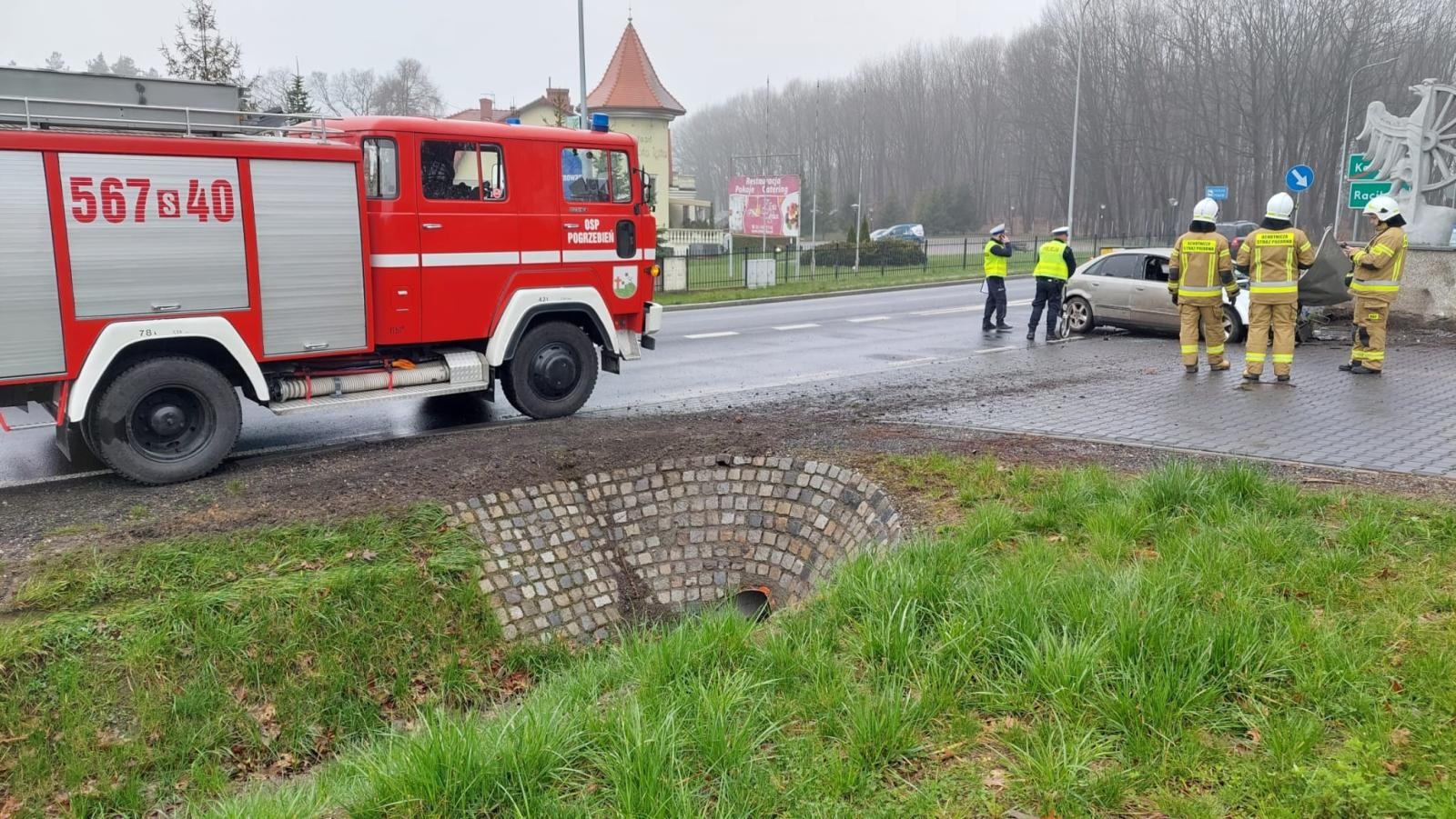 Zdjęcie w galerii na portalu naszraciborz.pl: Audi uderzyło w witacz na granicy Kornowaca i Raciborza [FOTO] wiadomości z regionu