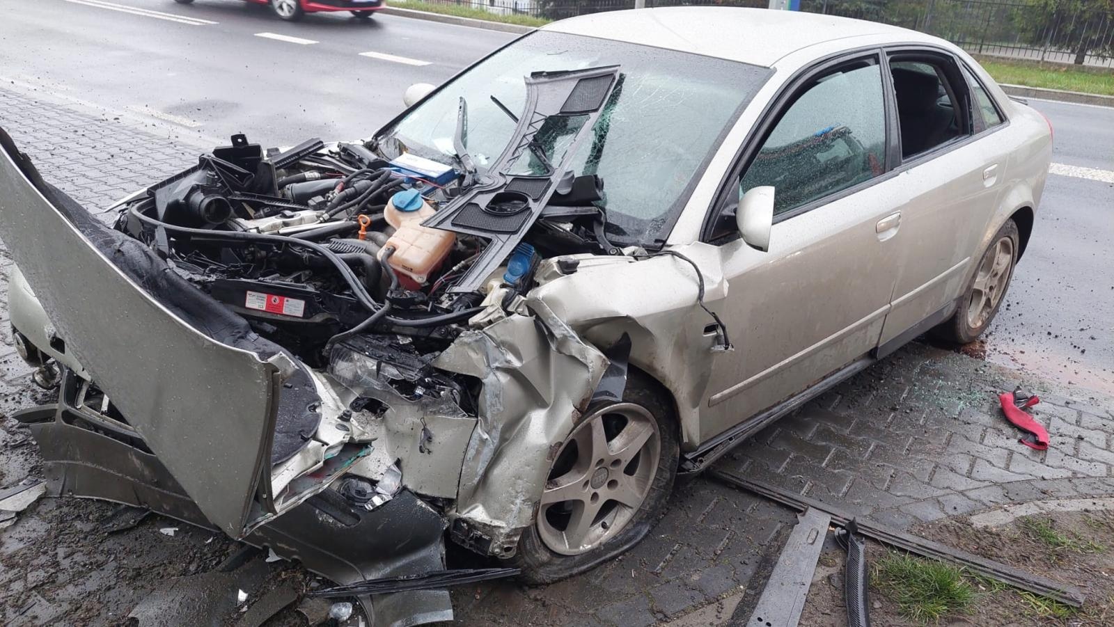 Zdjęcie w galerii na portalu naszraciborz.pl: Audi uderzyło w witacz na granicy Kornowaca i Raciborza [FOTO] wiadomości z regionu