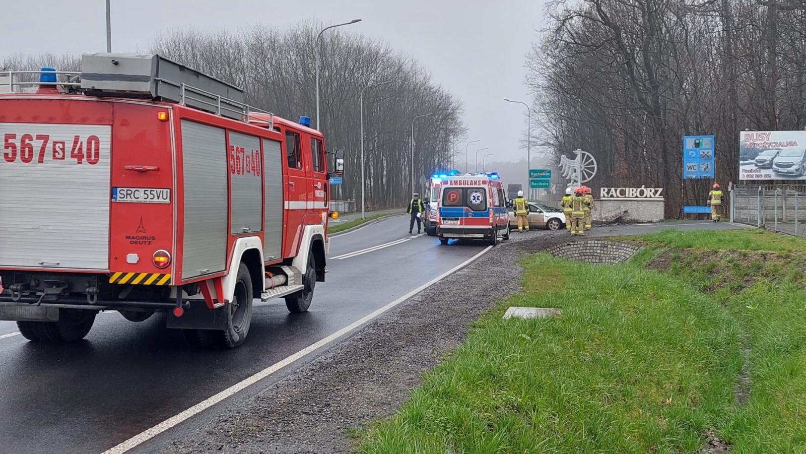 Zdjęcie w galerii na portalu naszraciborz.pl: Audi uderzyło w witacz na granicy Kornowaca i Raciborza [FOTO] wiadomości z regionu