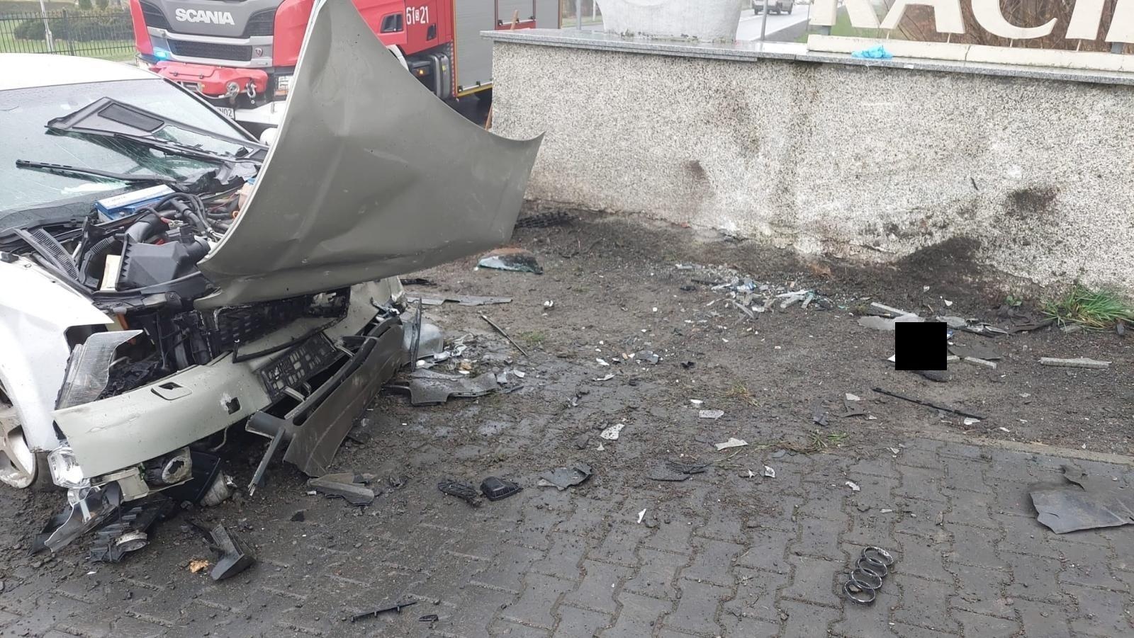 Zdjęcie w galerii na portalu naszraciborz.pl: Audi uderzyło w witacz na granicy Kornowaca i Raciborza [FOTO] wiadomości z regionu