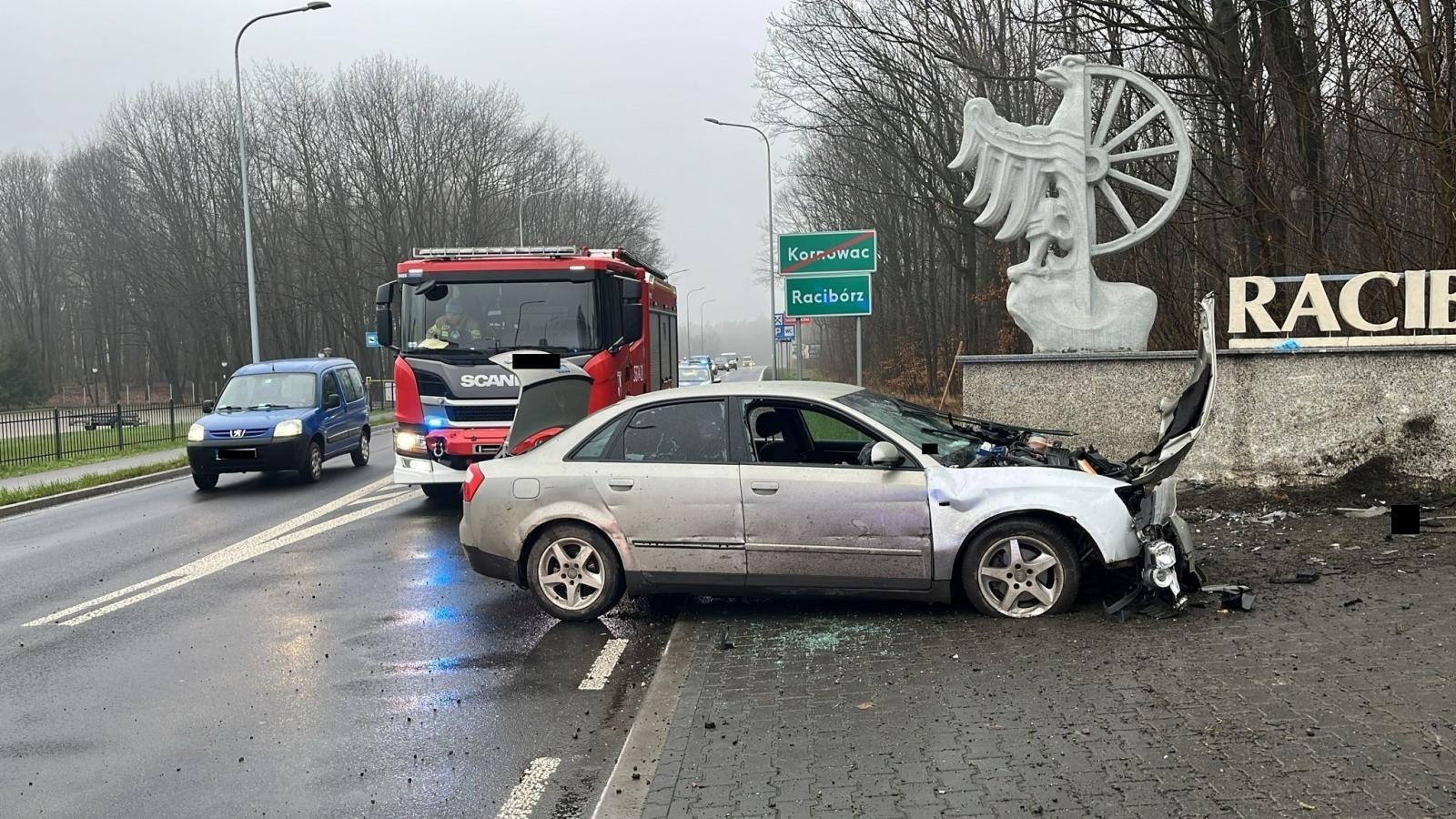 Zdjęcie w galerii na portalu naszraciborz.pl: Audi uderzyło w witacz na granicy Kornowaca i Raciborza [FOTO] wiadomości z regionu