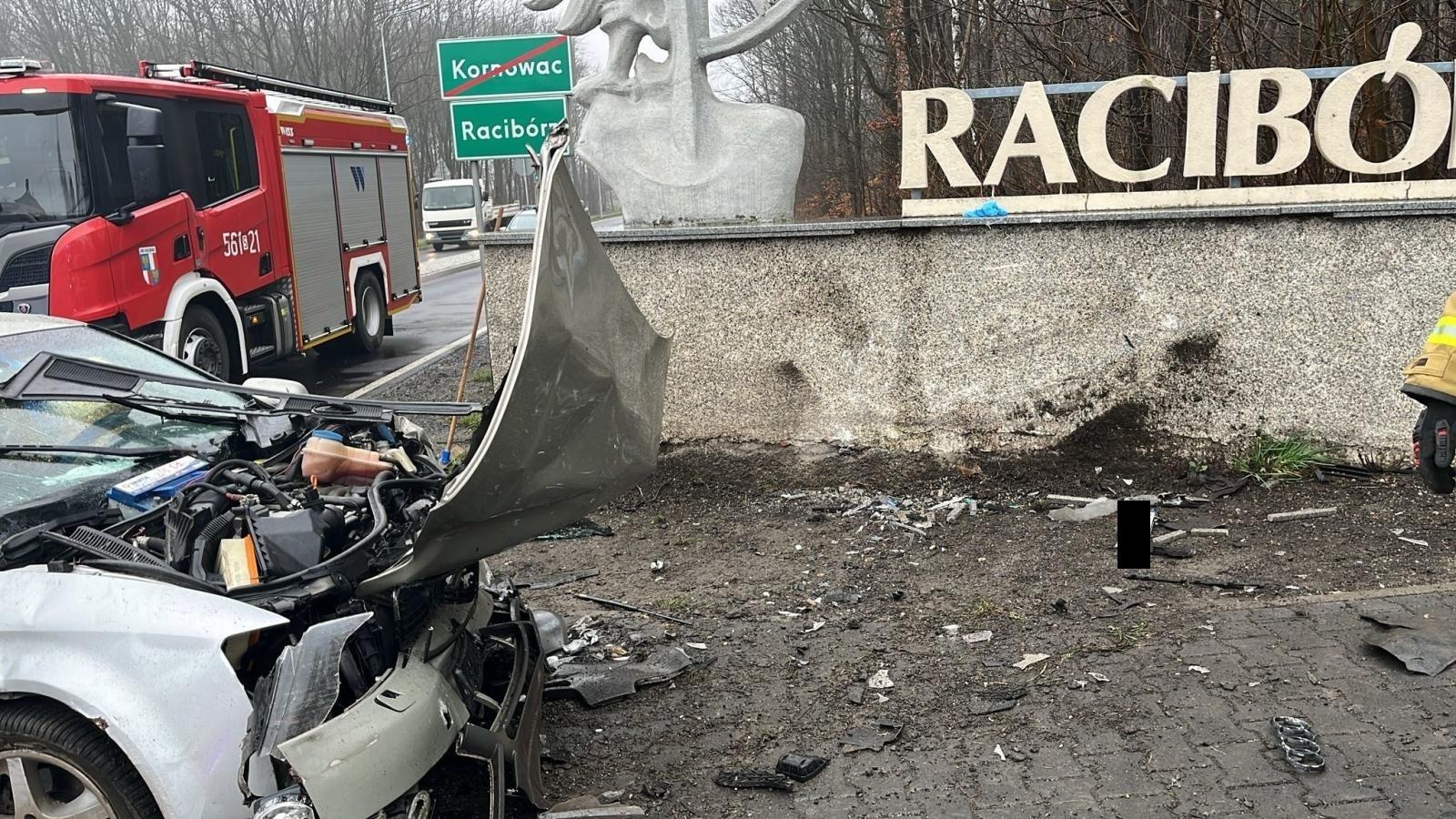 Zdjęcie w galerii na portalu naszraciborz.pl: Audi uderzyło w witacz na granicy Kornowaca i Raciborza [FOTO] wiadomości z regionu