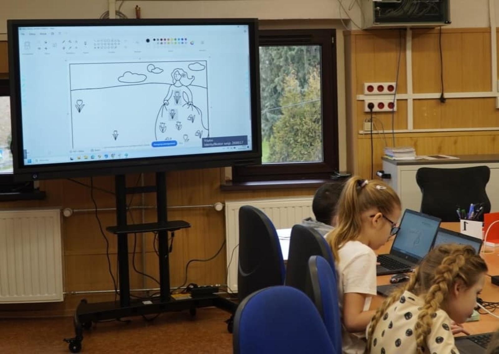 Zdjęcie w galerii na portalu naszraciborz.pl: Brzezie ma mobilną pracownię komputerową wiadomości z regionu