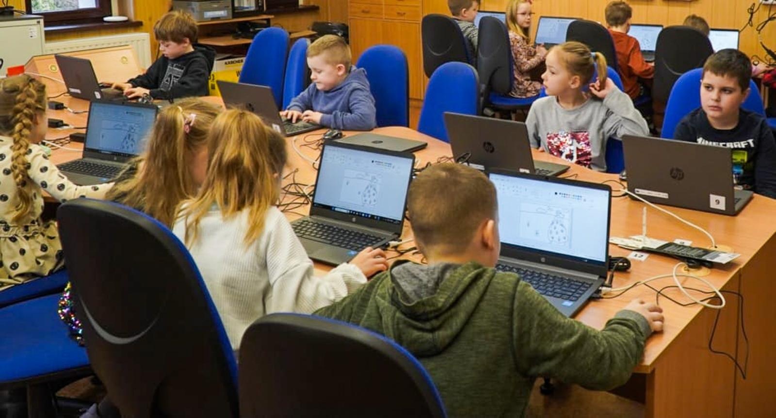 Zdjęcie w galerii na portalu naszraciborz.pl: Brzezie ma mobilną pracownię komputerową wiadomości z regionu