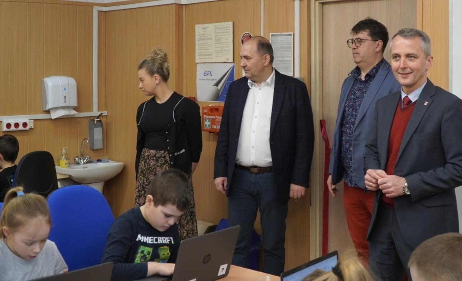 Zdjęcie w galerii na portalu naszraciborz.pl: Brzezie ma mobilną pracownię komputerową wiadomości z regionu