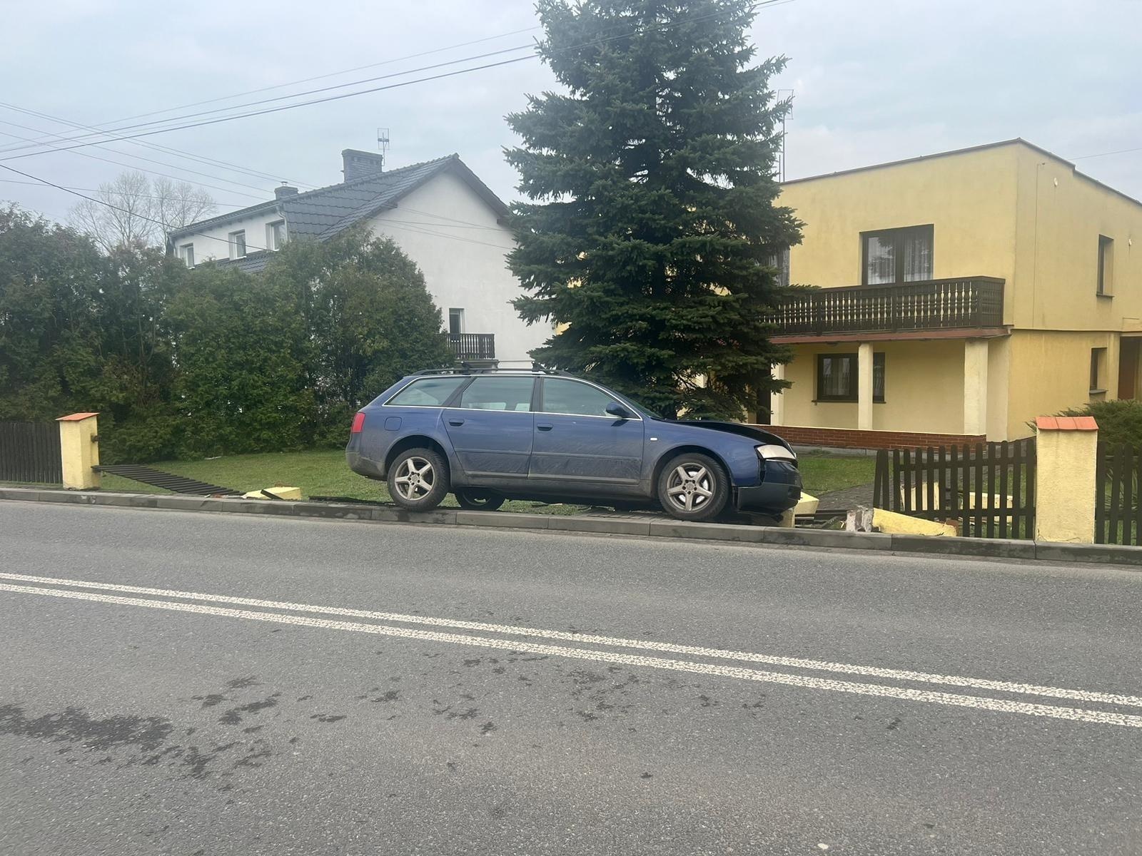 Zdjęcie w galerii na portalu naszraciborz.pl: Audi wjechało w ogrodzenie w Nędzy wiadomości z regionu