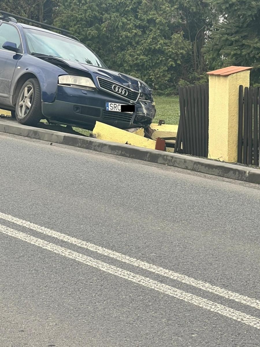 Zdjęcie w galerii na portalu naszraciborz.pl: Audi wjechało w ogrodzenie w Nędzy wiadomości z regionu