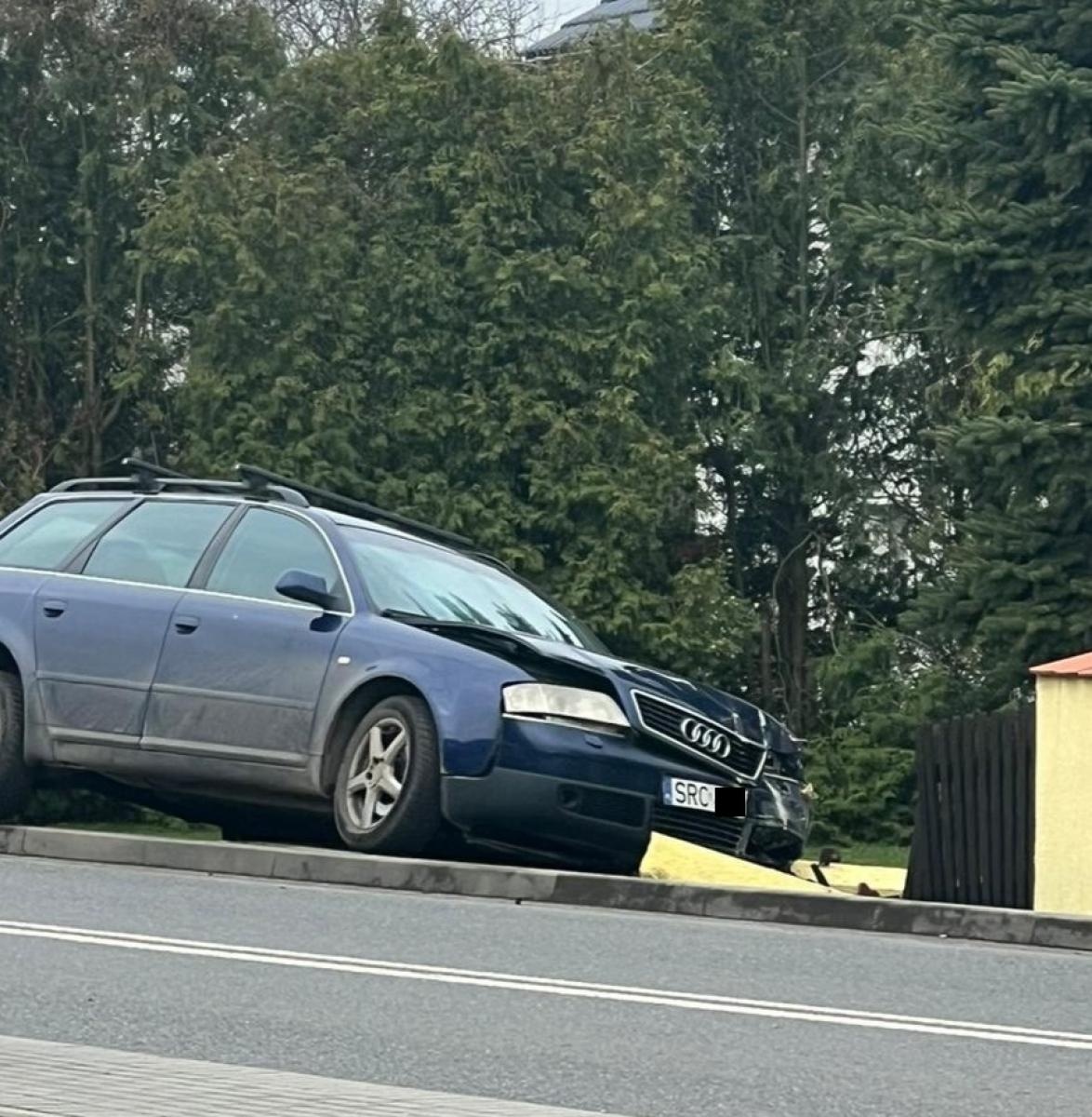 Zdjęcie w galerii na portalu naszraciborz.pl: Audi wjechało w ogrodzenie w Nędzy wiadomości z regionu