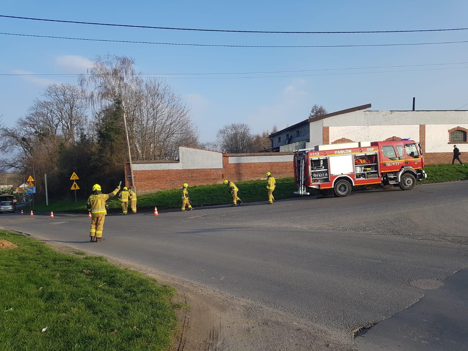 Zdjęcie w galerii na portalu naszraciborz.pl: Substancja ropopochodna na jezdni w Pawłowie i Krzanowicach wiadomości z regionu