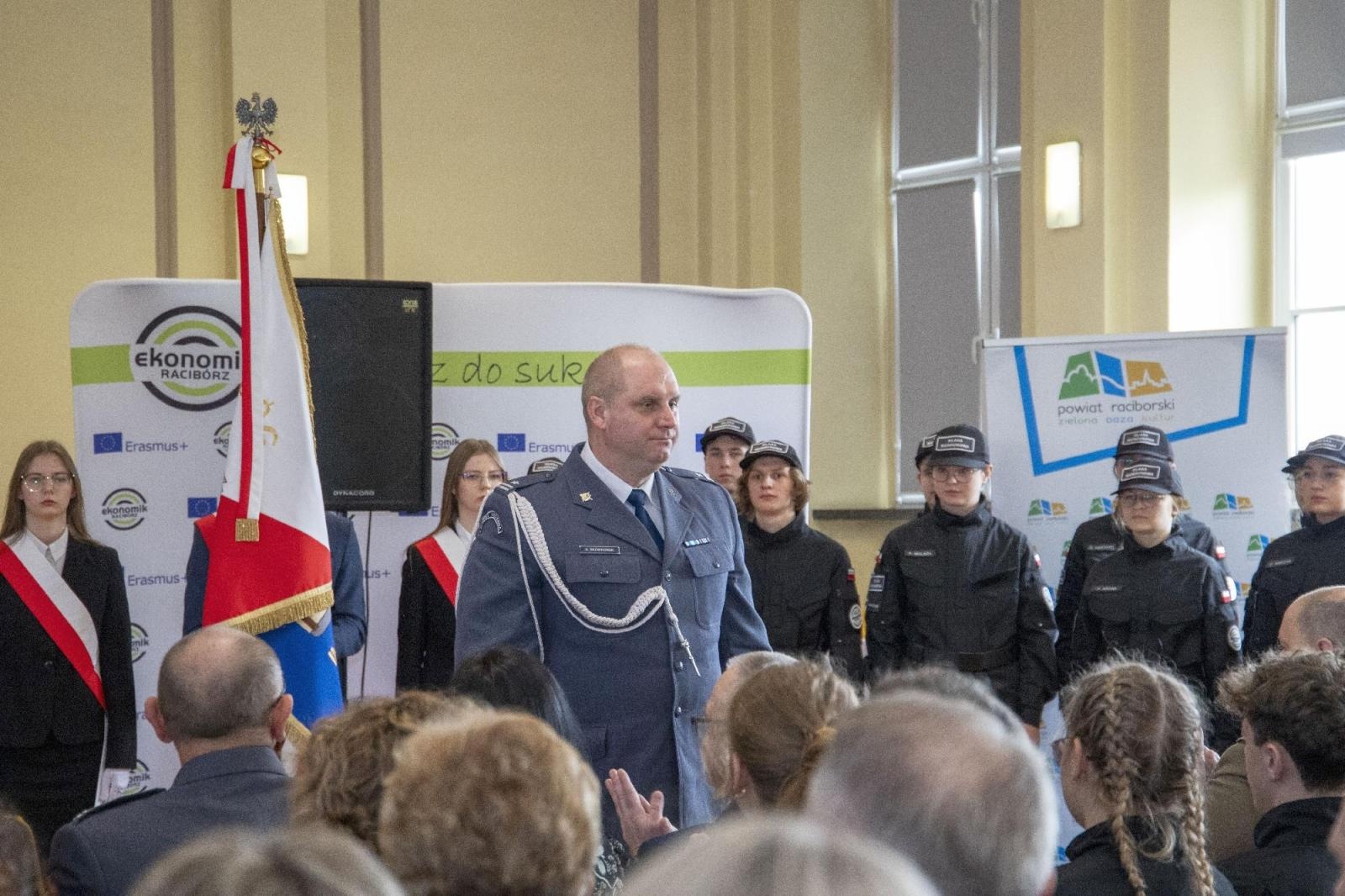 Zdjęcie w galerii na portalu naszraciborz.pl: W murach Ekonomika odbyło się ślubowanie klasy mundurowej wiadomości z regionu