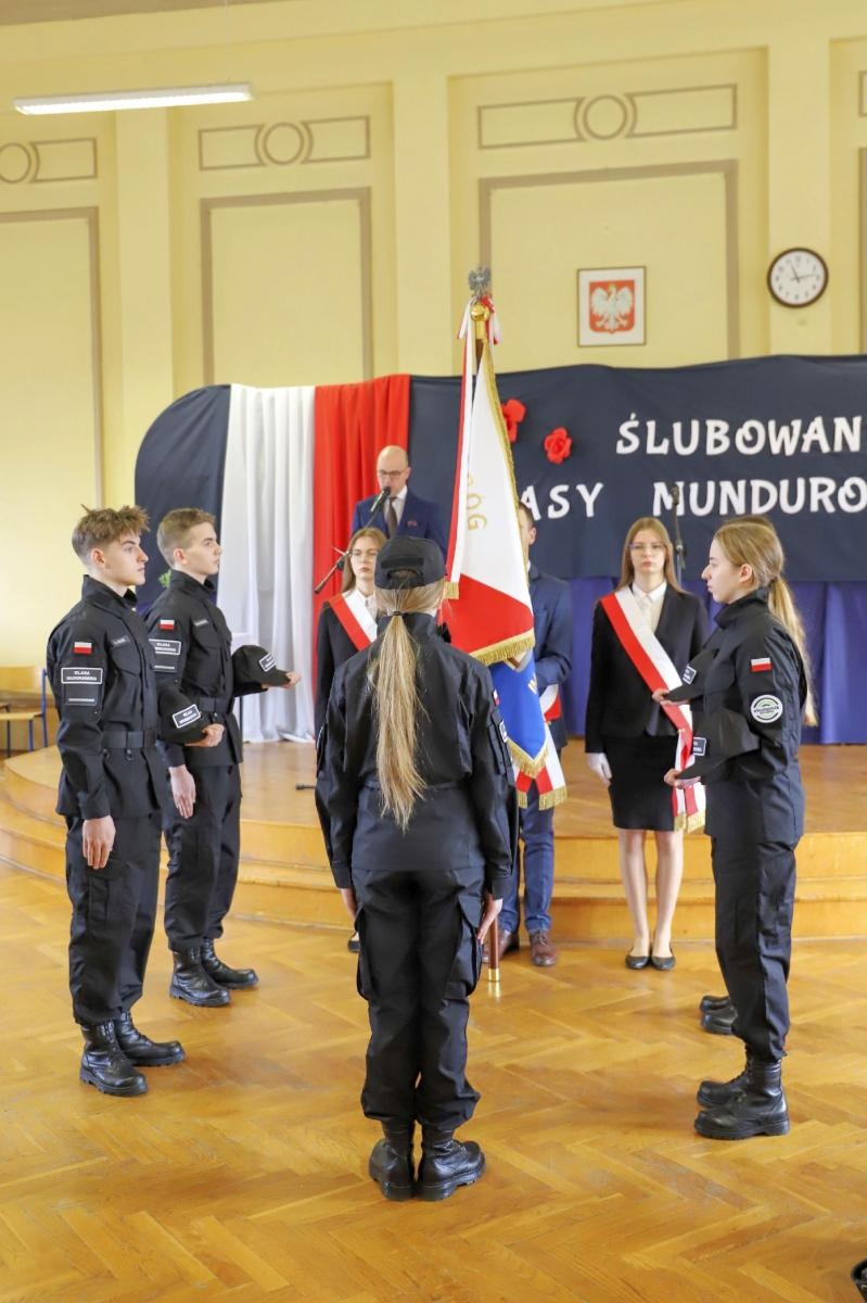 Zdjęcie w galerii na portalu naszraciborz.pl: W murach Ekonomika odbyło się ślubowanie klasy mundurowej wiadomości z regionu