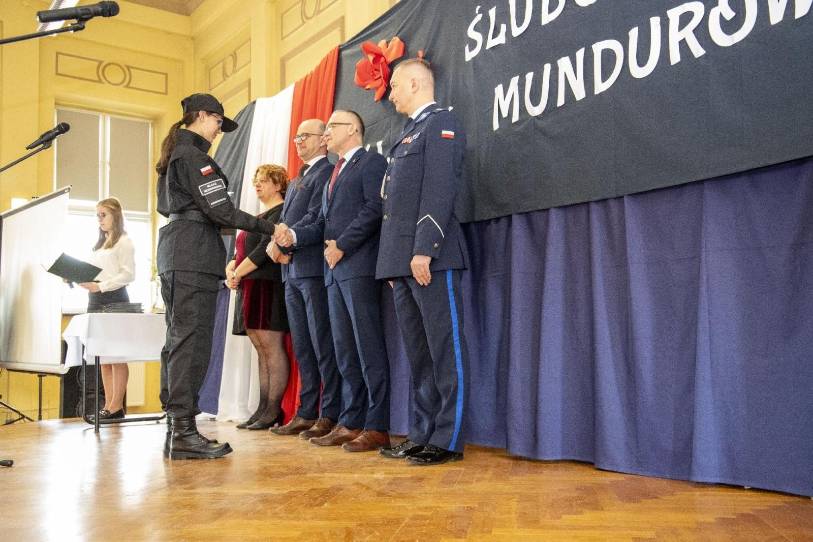 Zdjęcie w galerii na portalu naszraciborz.pl: W murach Ekonomika odbyło się ślubowanie klasy mundurowej wiadomości z regionu