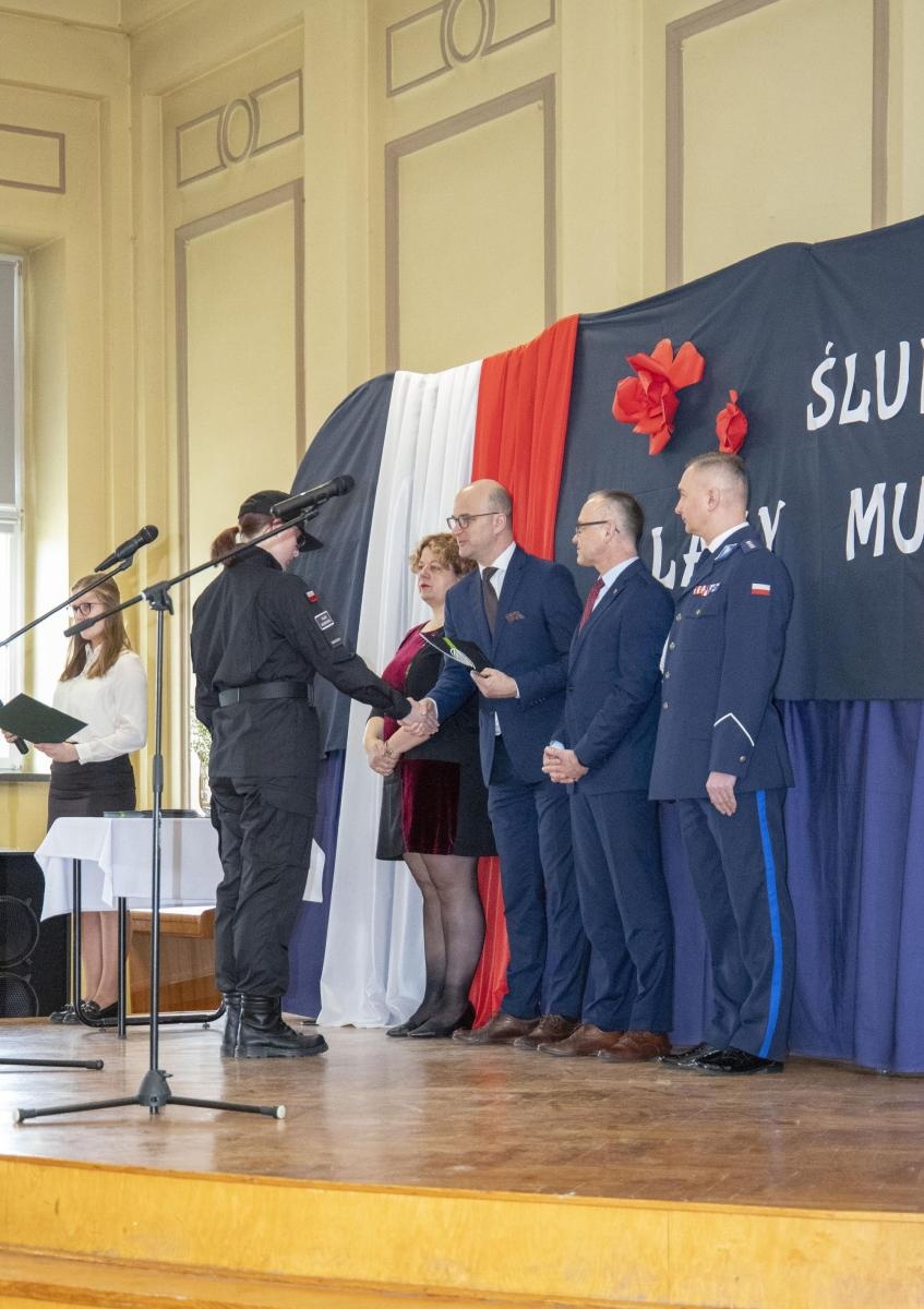 Zdjęcie w galerii na portalu naszraciborz.pl: W murach Ekonomika odbyło się ślubowanie klasy mundurowej wiadomości z regionu