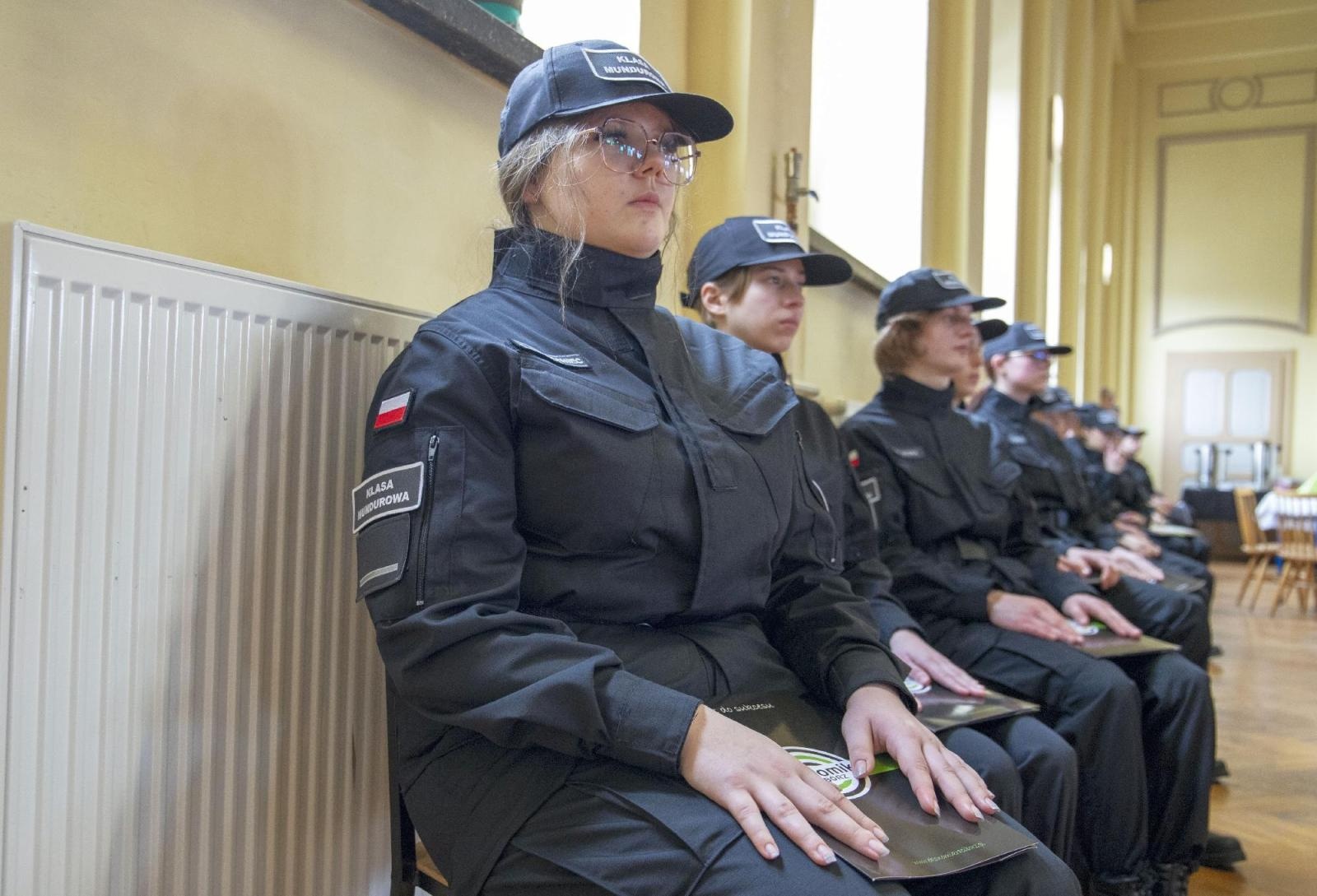 Zdjęcie w galerii na portalu naszraciborz.pl: W murach Ekonomika odbyło się ślubowanie klasy mundurowej wiadomości z regionu