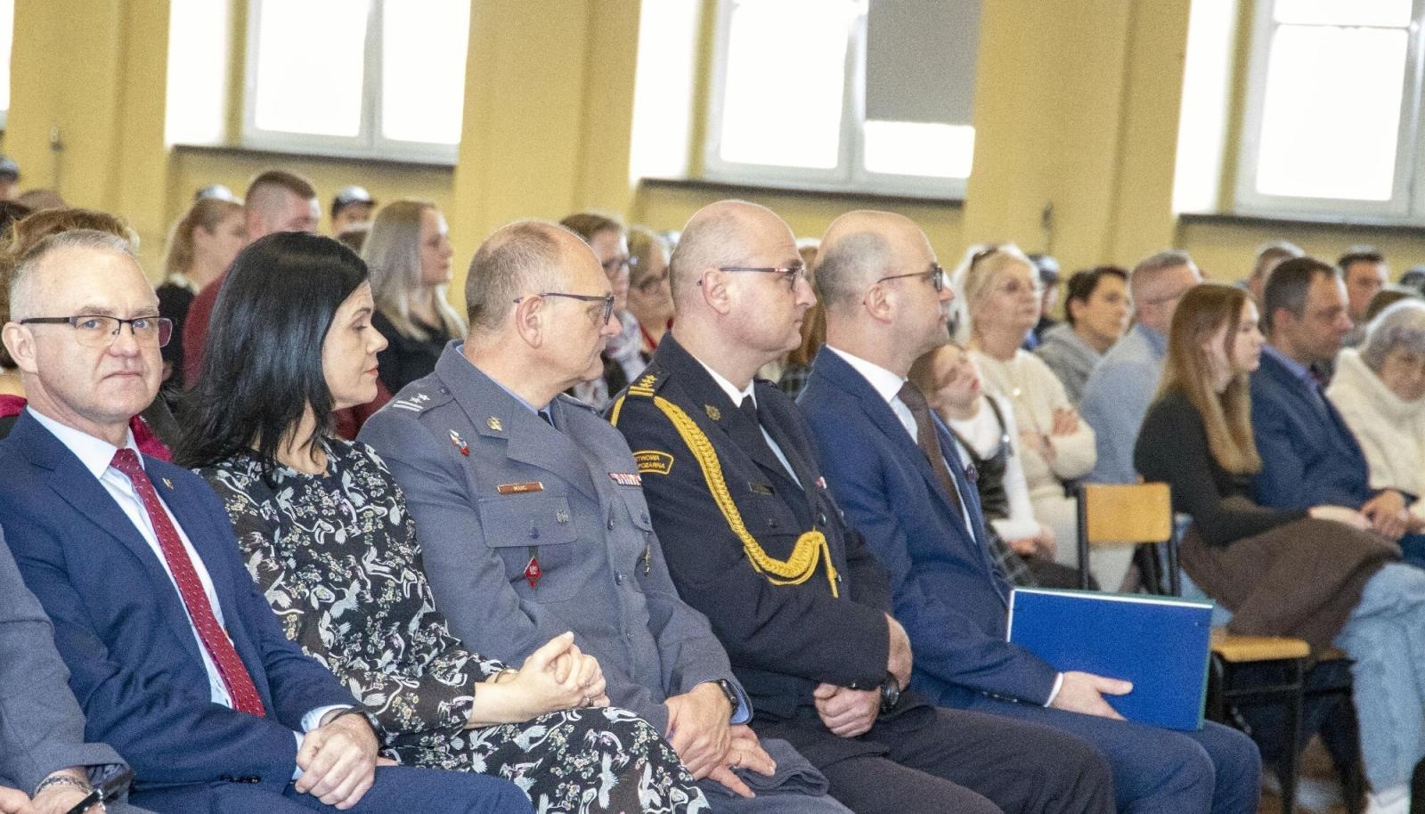 Zdjęcie w galerii na portalu naszraciborz.pl: W murach Ekonomika odbyło się ślubowanie klasy mundurowej wiadomości z regionu