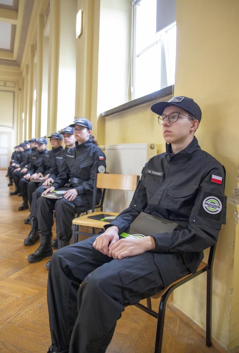 Zdjęcie w galerii na portalu naszraciborz.pl: W murach Ekonomika odbyło się ślubowanie klasy mundurowej wiadomości z regionu