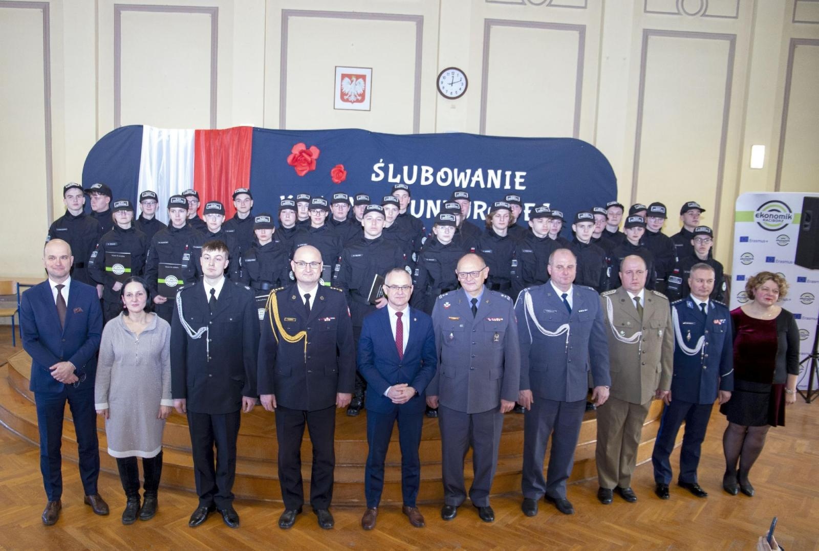Zdjęcie w galerii na portalu naszraciborz.pl: W murach Ekonomika odbyło się ślubowanie klasy mundurowej wiadomości z regionu