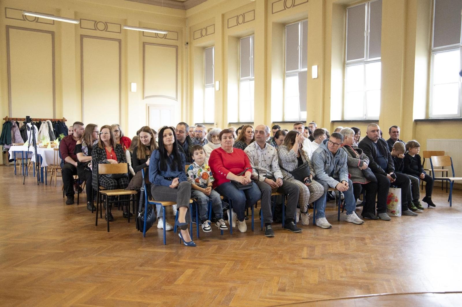 Zdjęcie w galerii na portalu naszraciborz.pl: W murach Ekonomika odbyło się ślubowanie klasy mundurowej wiadomości z regionu