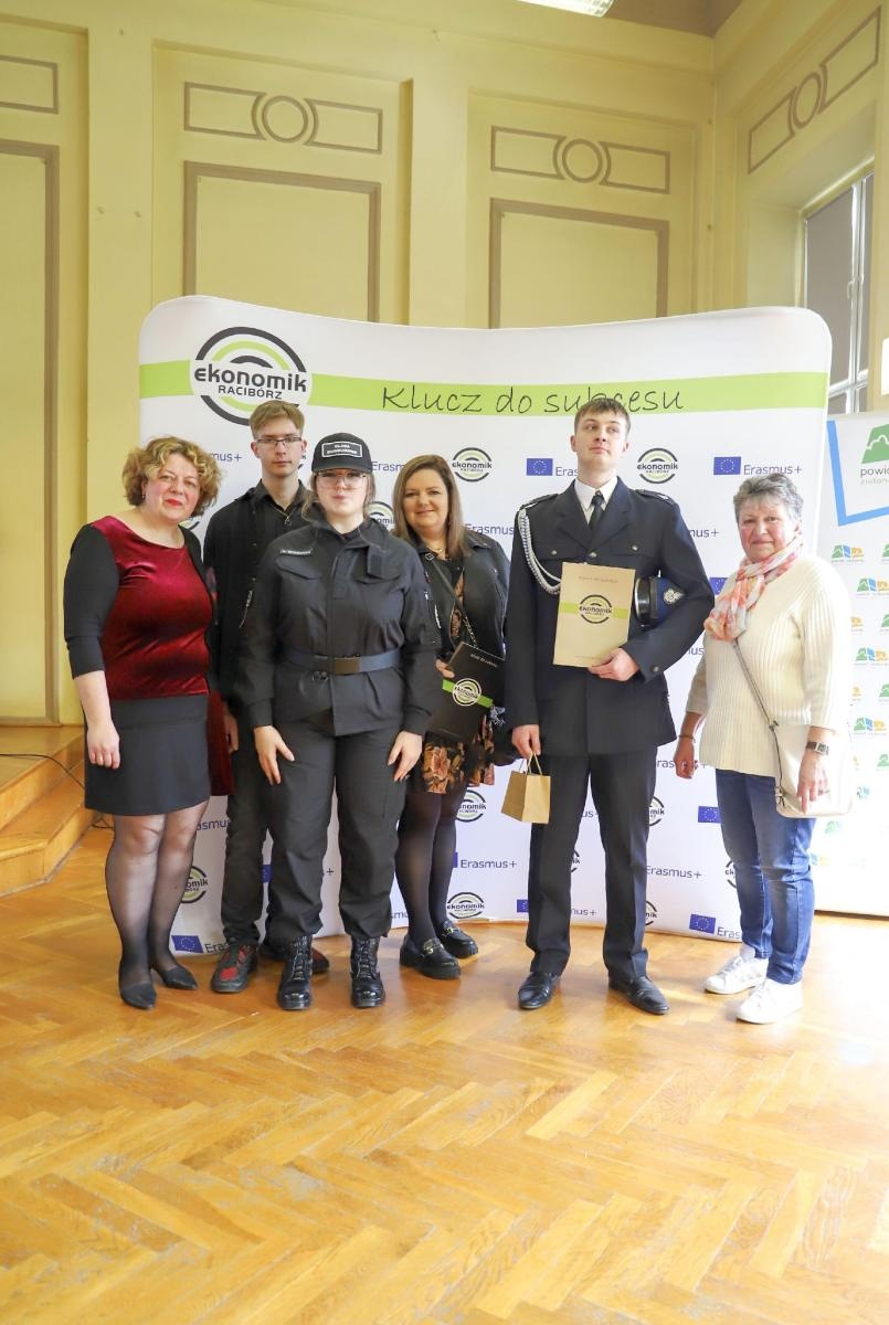 Zdjęcie w galerii na portalu naszraciborz.pl: W murach Ekonomika odbyło się ślubowanie klasy mundurowej wiadomości z regionu