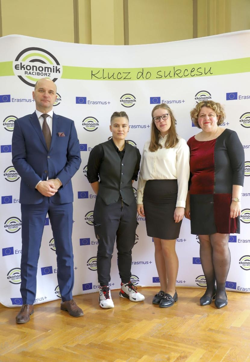 Zdjęcie w galerii na portalu naszraciborz.pl: W murach Ekonomika odbyło się ślubowanie klasy mundurowej wiadomości z regionu